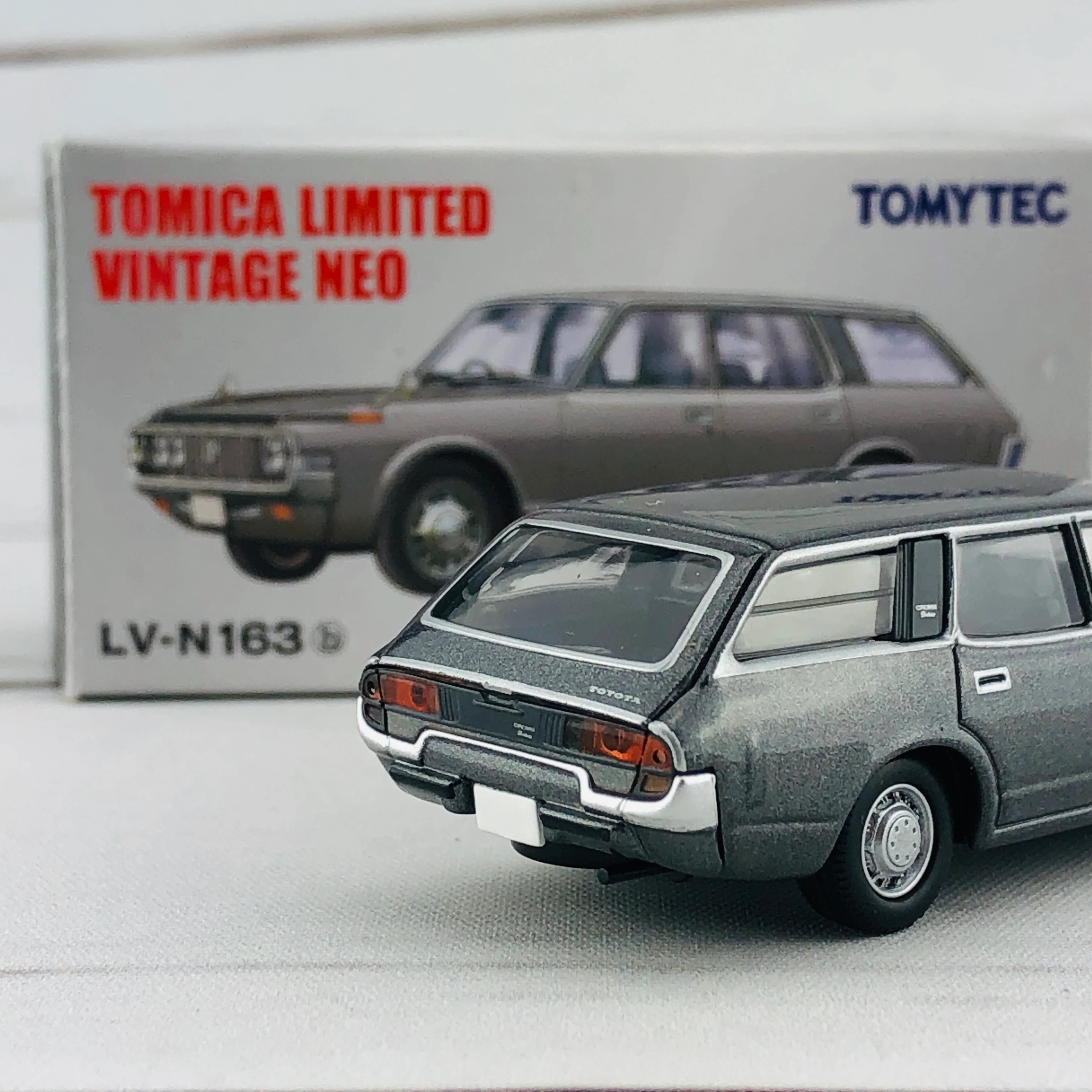 Tomica Limited Vintage 1/64 Toyota Crown Van Deluxe Grey (1973) LV-N163b - Image 5