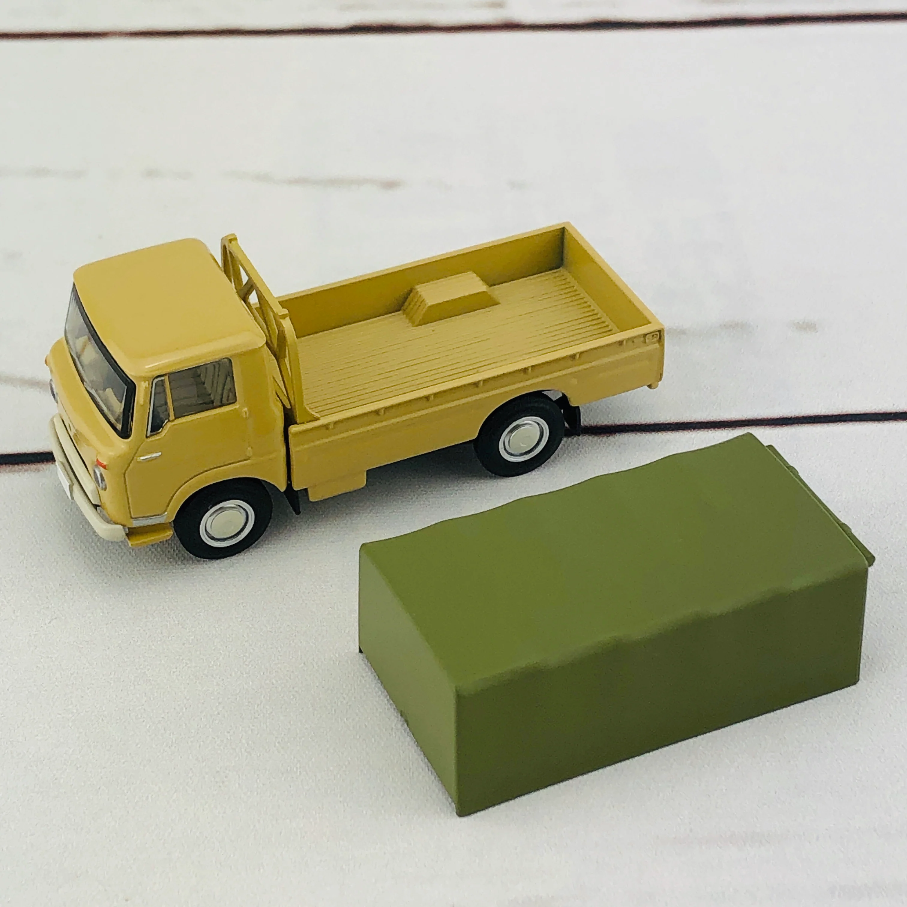 Tomica Limited Vintage Isuzu Elf BROWN LV-178b - Image 7