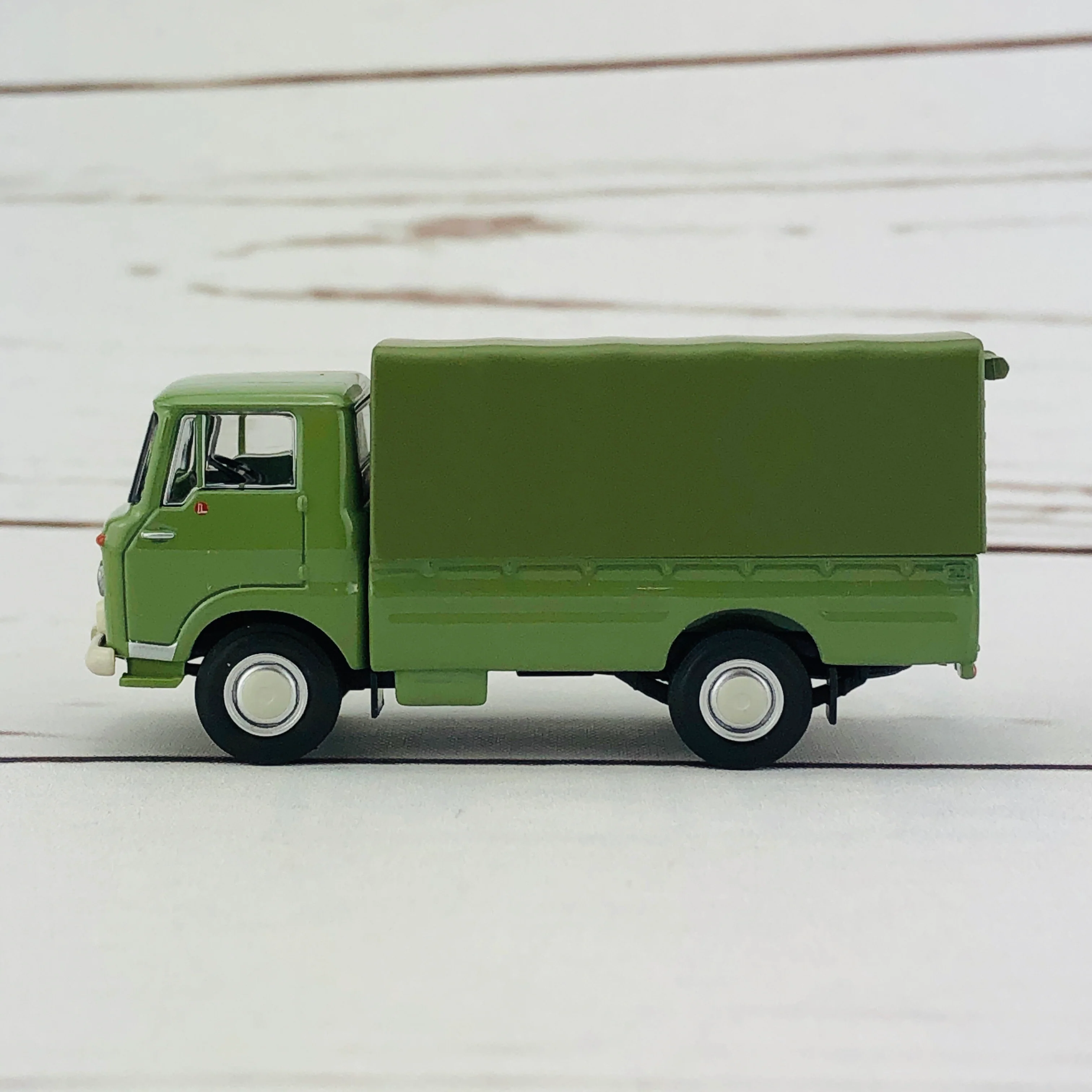 Tomica Limited Vintage Isuzu Elf GREEN LV-178a - Image 2