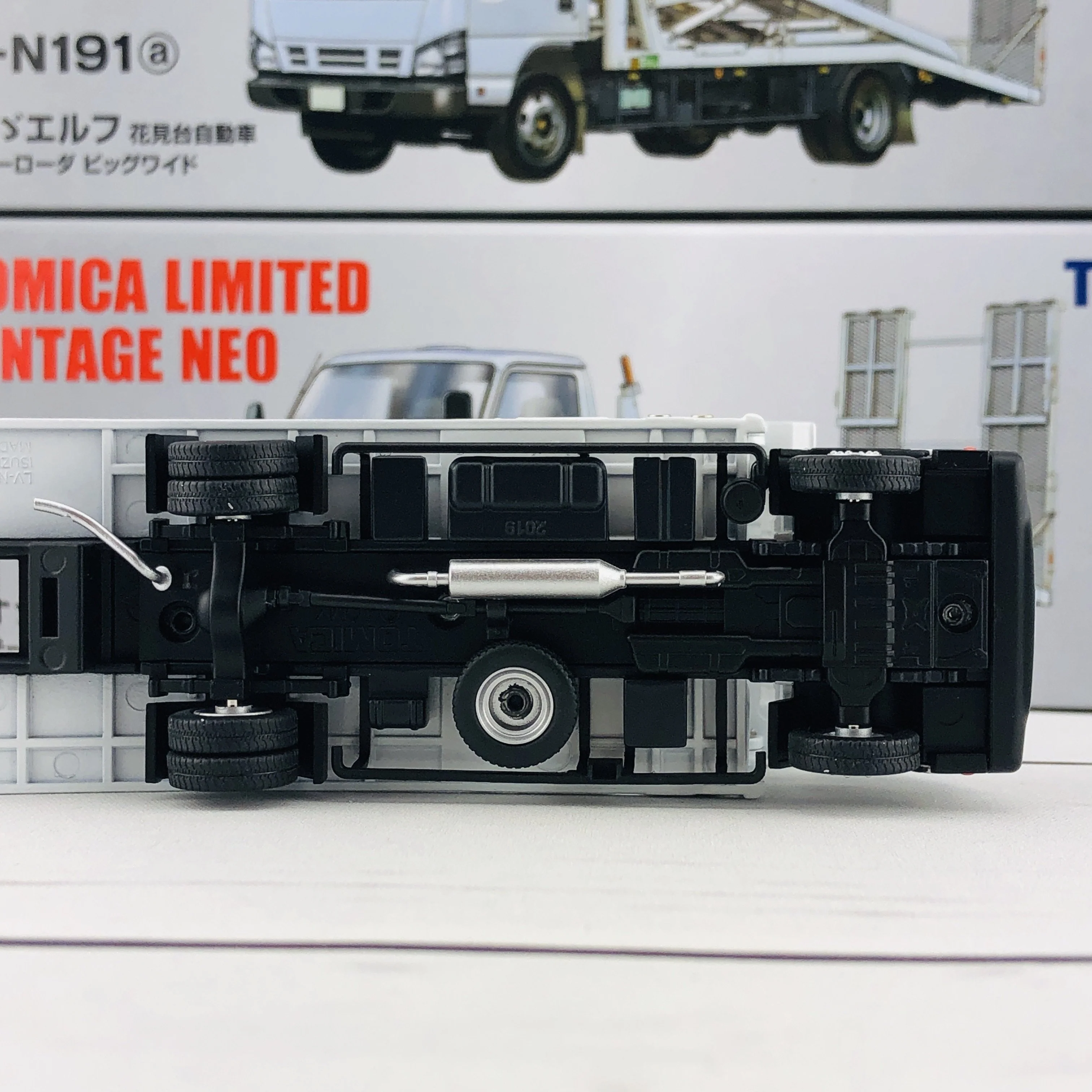 Tomica Limited Vintage Isuzu Elf Hanamidai Automobile Safety Loader Big Wide (White) LV-N191a - Image 11
