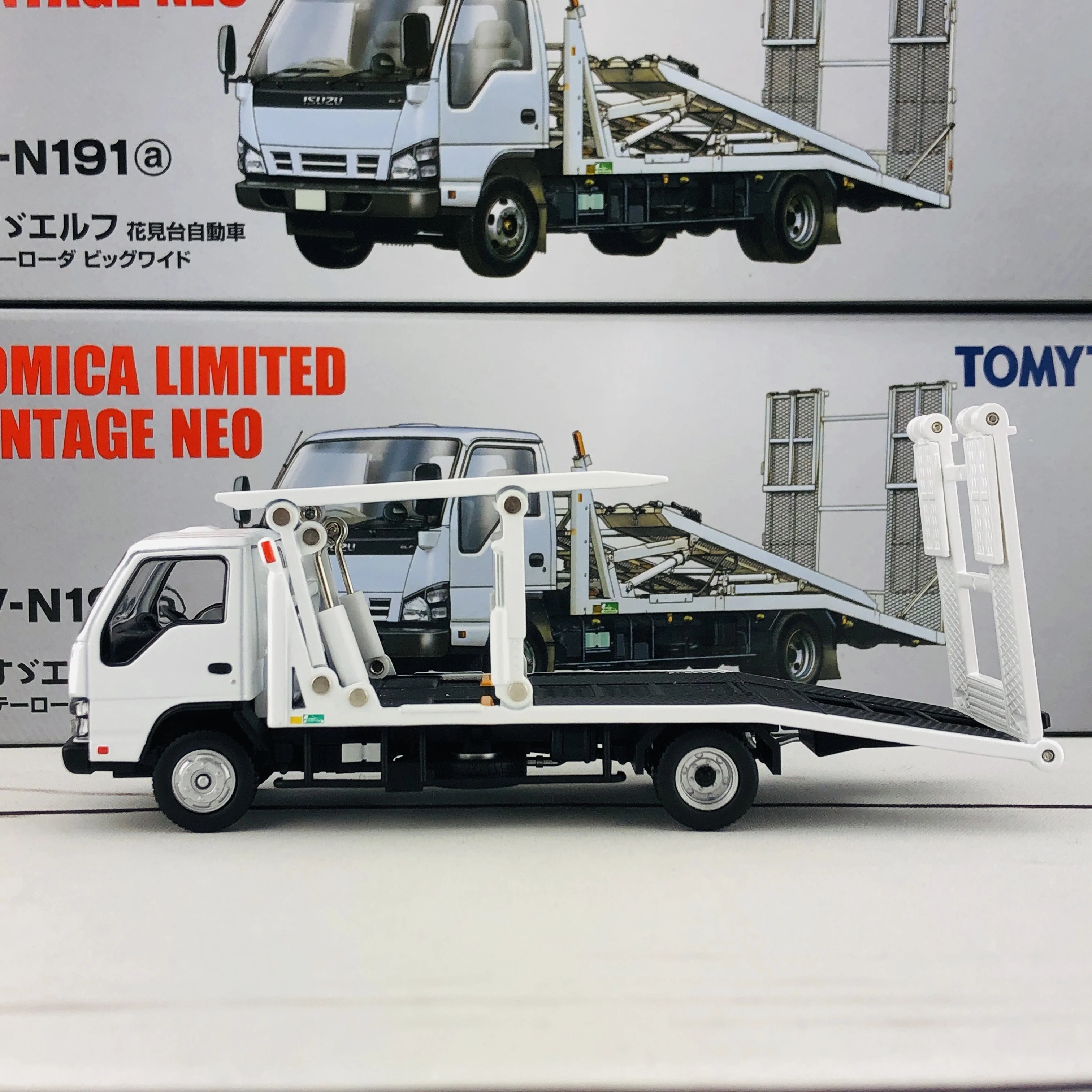 Tomica Limited Vintage Isuzu Elf Hanamidai Automobile Safety Loader Big Wide (White) LV-N191a - Image 2