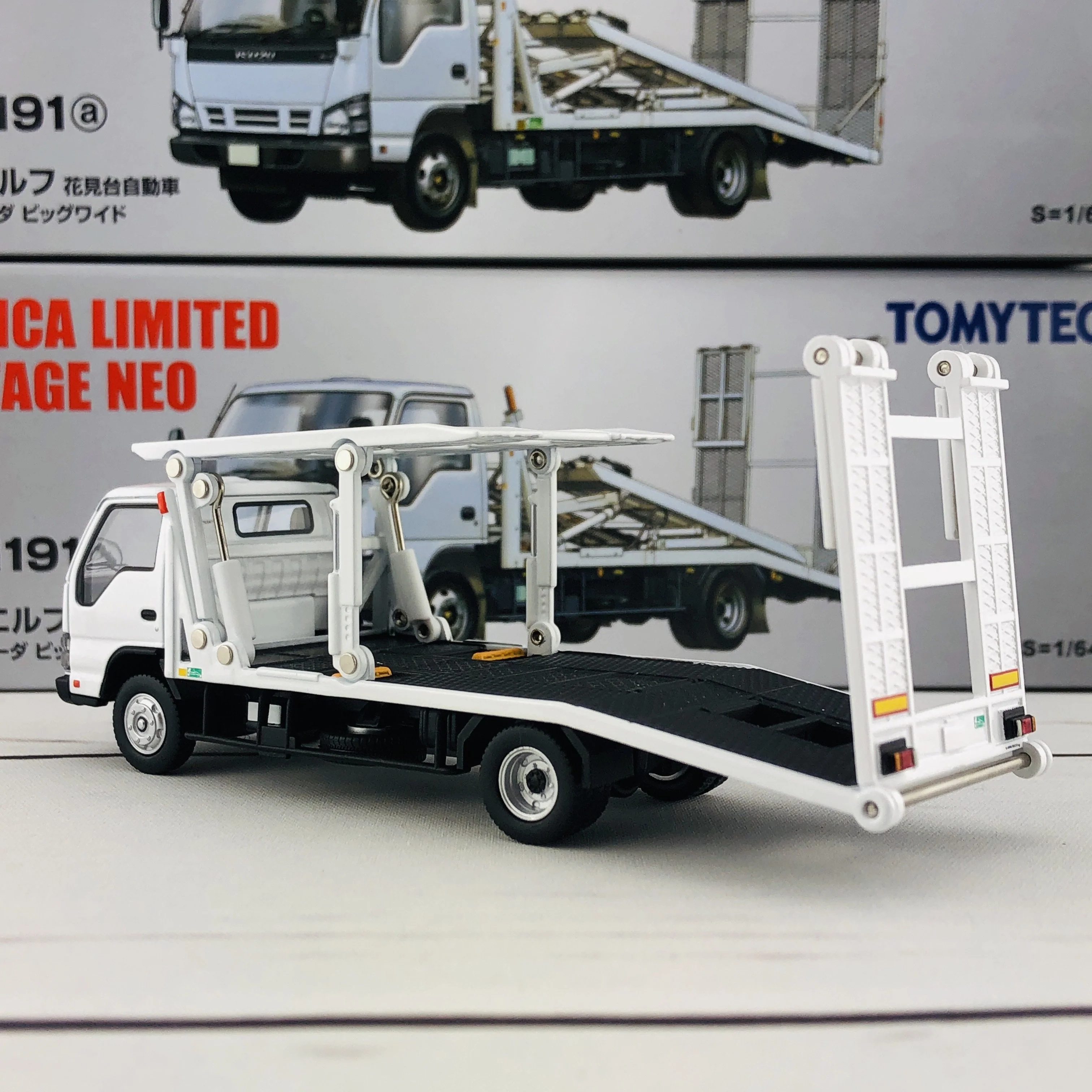 Tomica Limited Vintage Isuzu Elf Hanamidai Automobile Safety Loader Big Wide (White) LV-N191a - Image 3