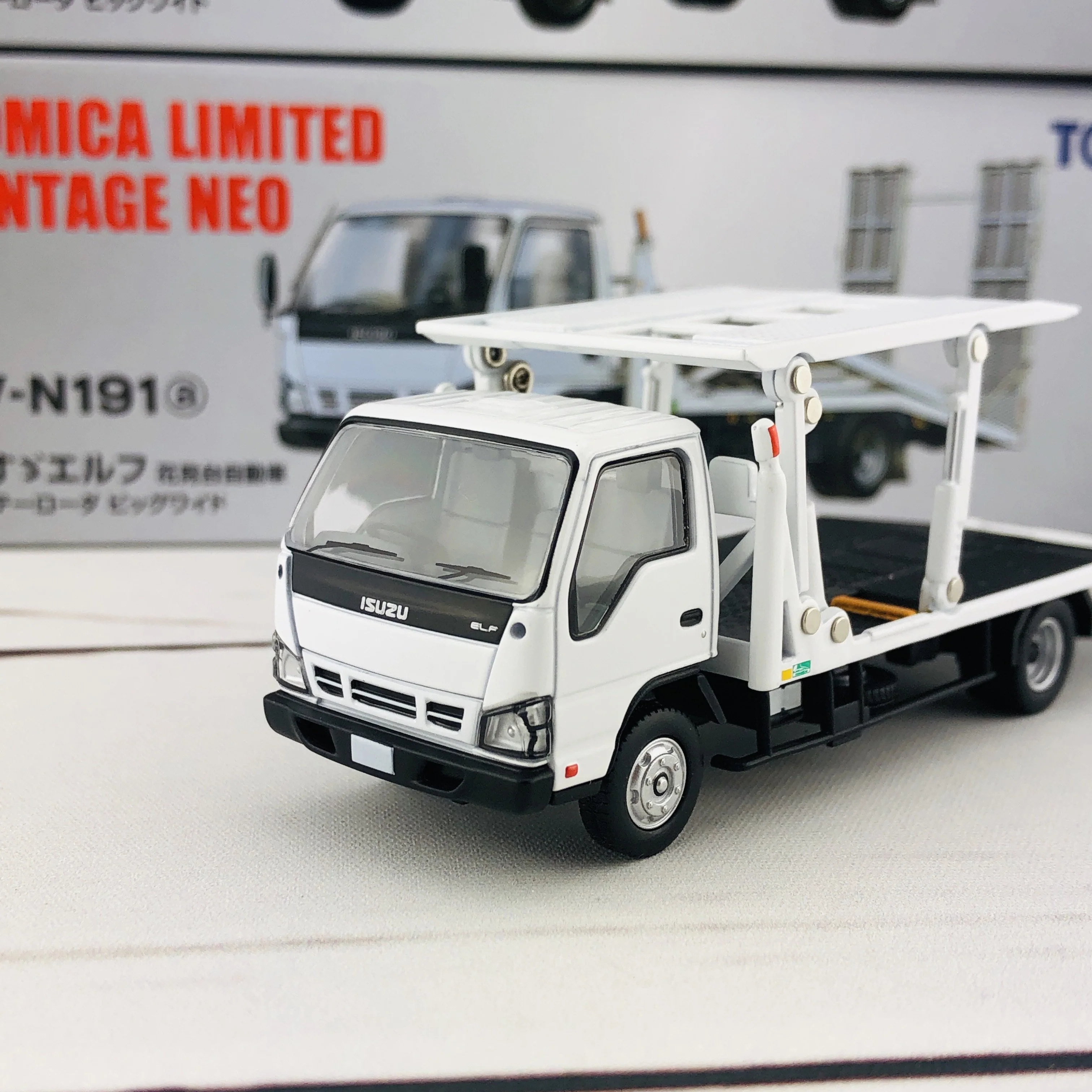 Tomica Limited Vintage Isuzu Elf Hanamidai Automobile Safety Loader Big Wide (White) LV-N191a - Image 4