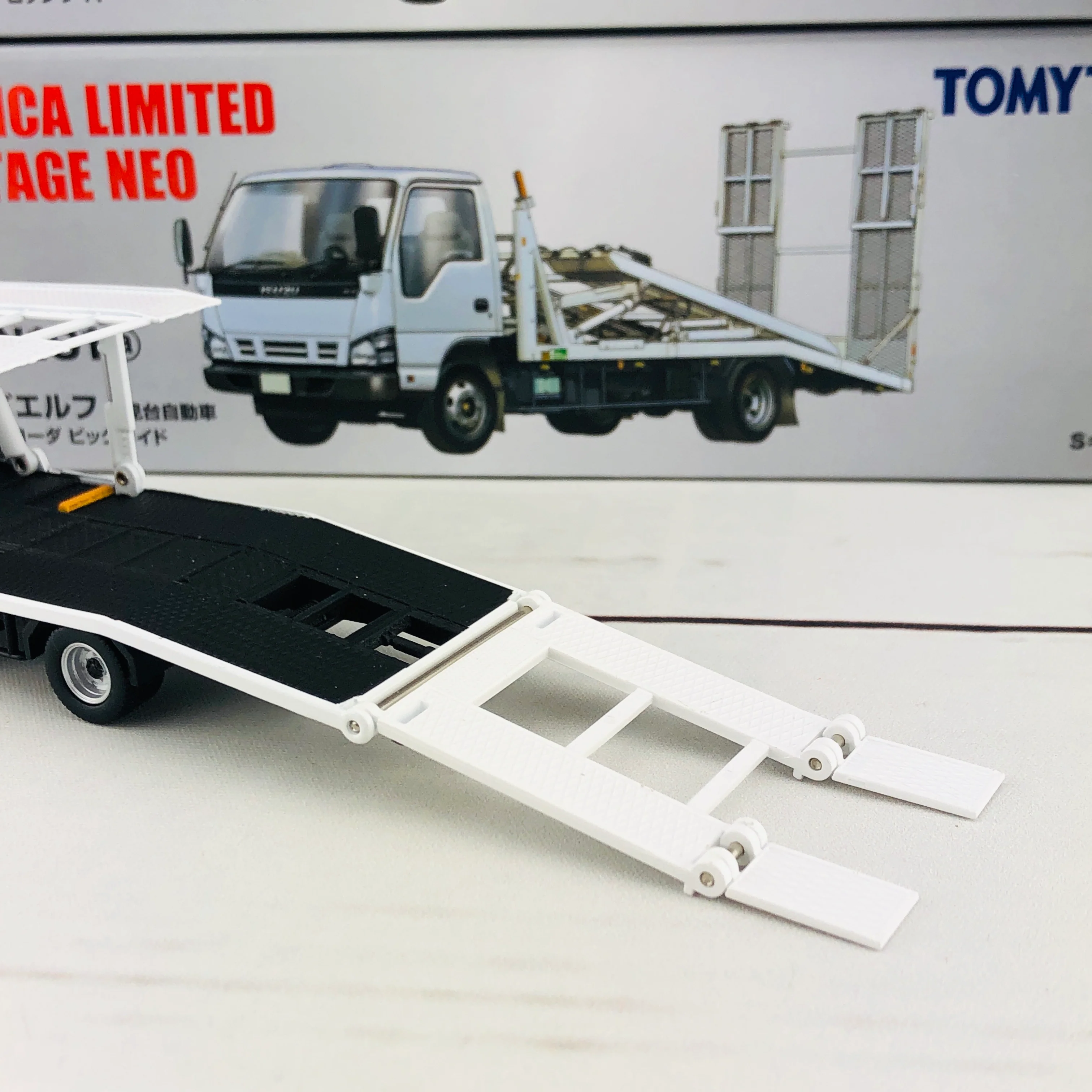 Tomica Limited Vintage Isuzu Elf Hanamidai Automobile Safety Loader Big Wide (White) LV-N191a - Image 6