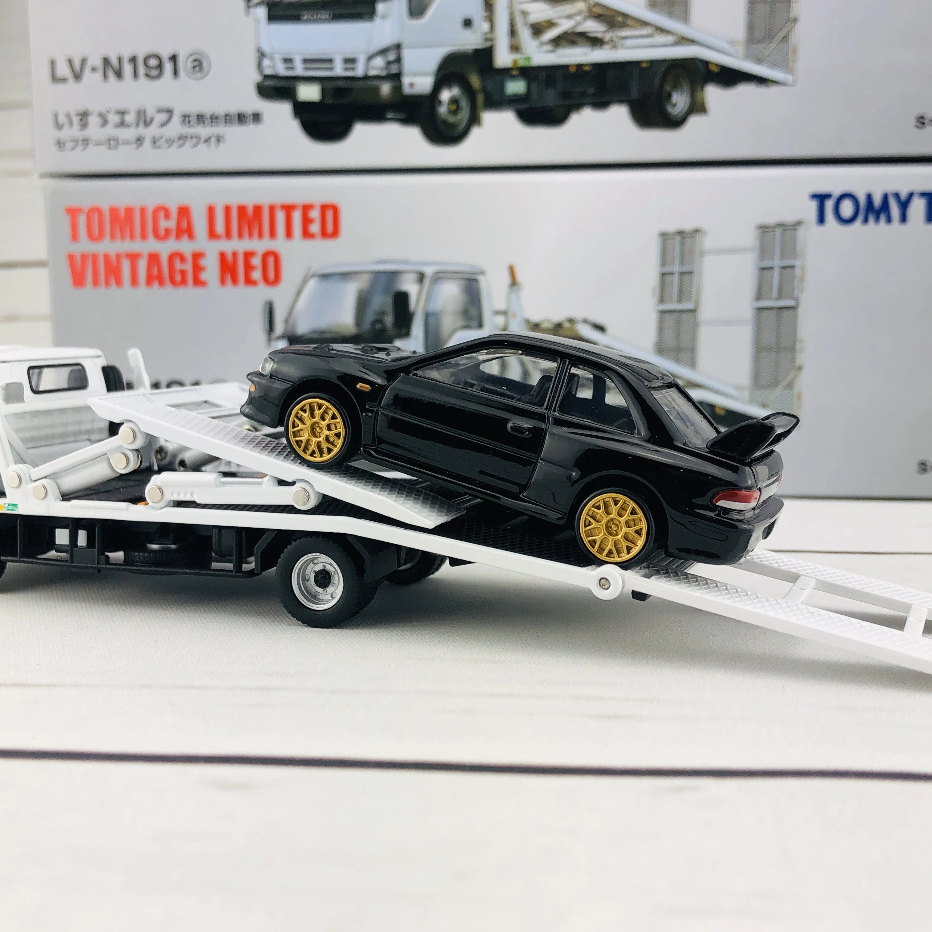 Tomica Limited Vintage Isuzu Elf Hanamidai Automobile Safety Loader Big Wide (White) LV-N191a - Image 9