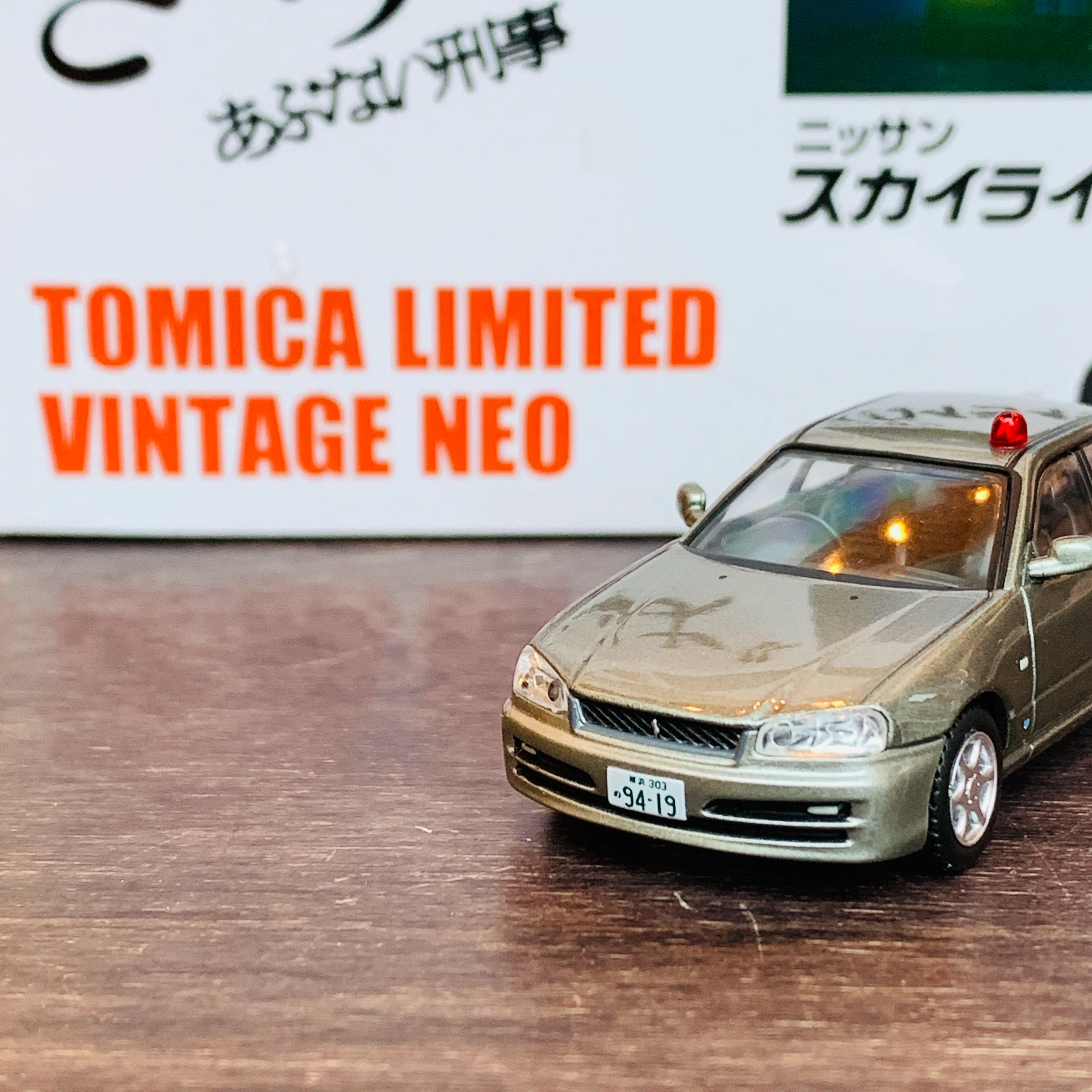 Tomica Limited Vintage Neo 1/64 ABUNAI VOL.04 Nissan Skyline GT Police (Silver) - Image 2