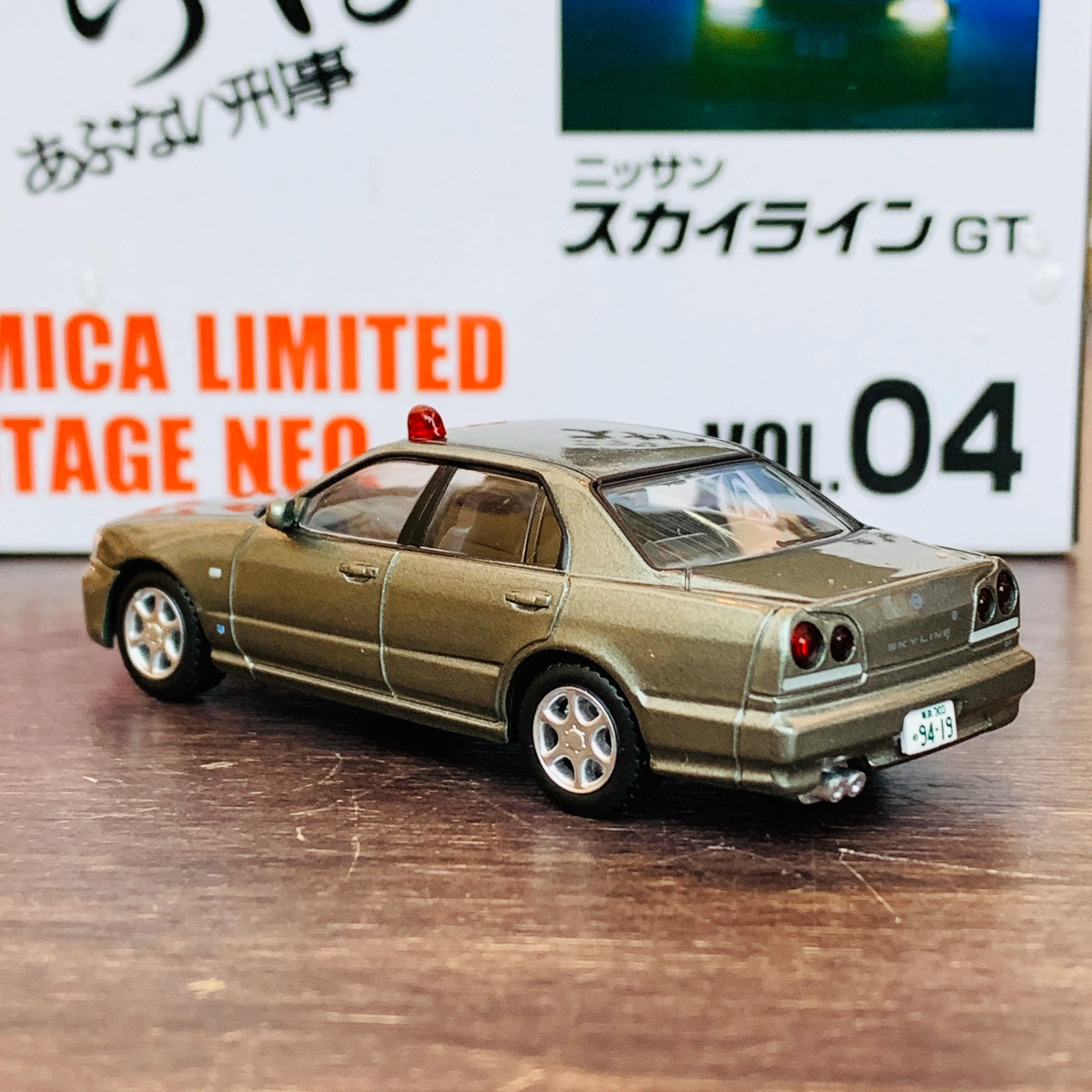 Tomica Limited Vintage Neo 1/64 ABUNAI VOL.04 Nissan Skyline GT Police (Silver) - Image 3
