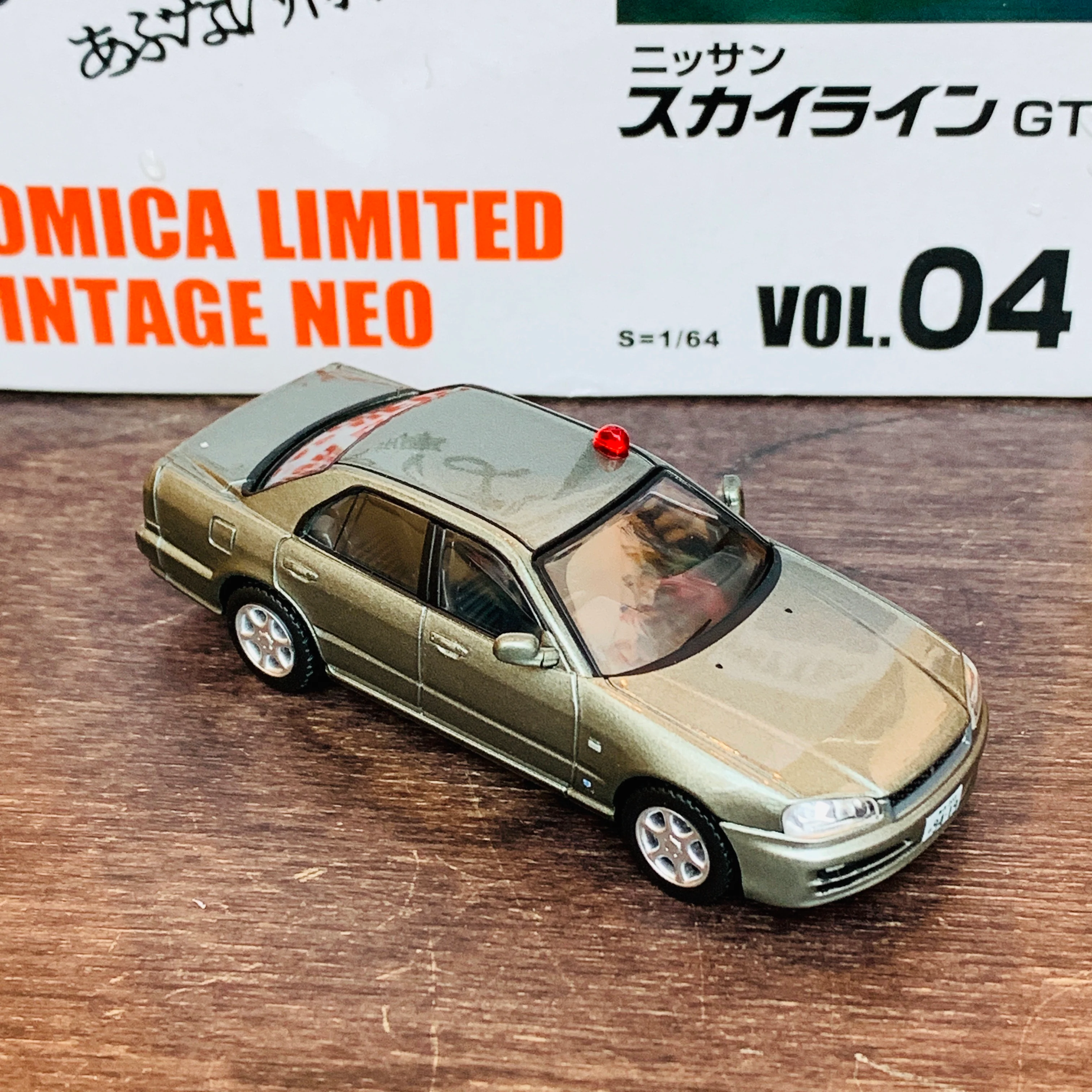 Tomica Limited Vintage Neo 1/64 ABUNAI VOL.04 Nissan Skyline GT Police (Silver) - Image 4