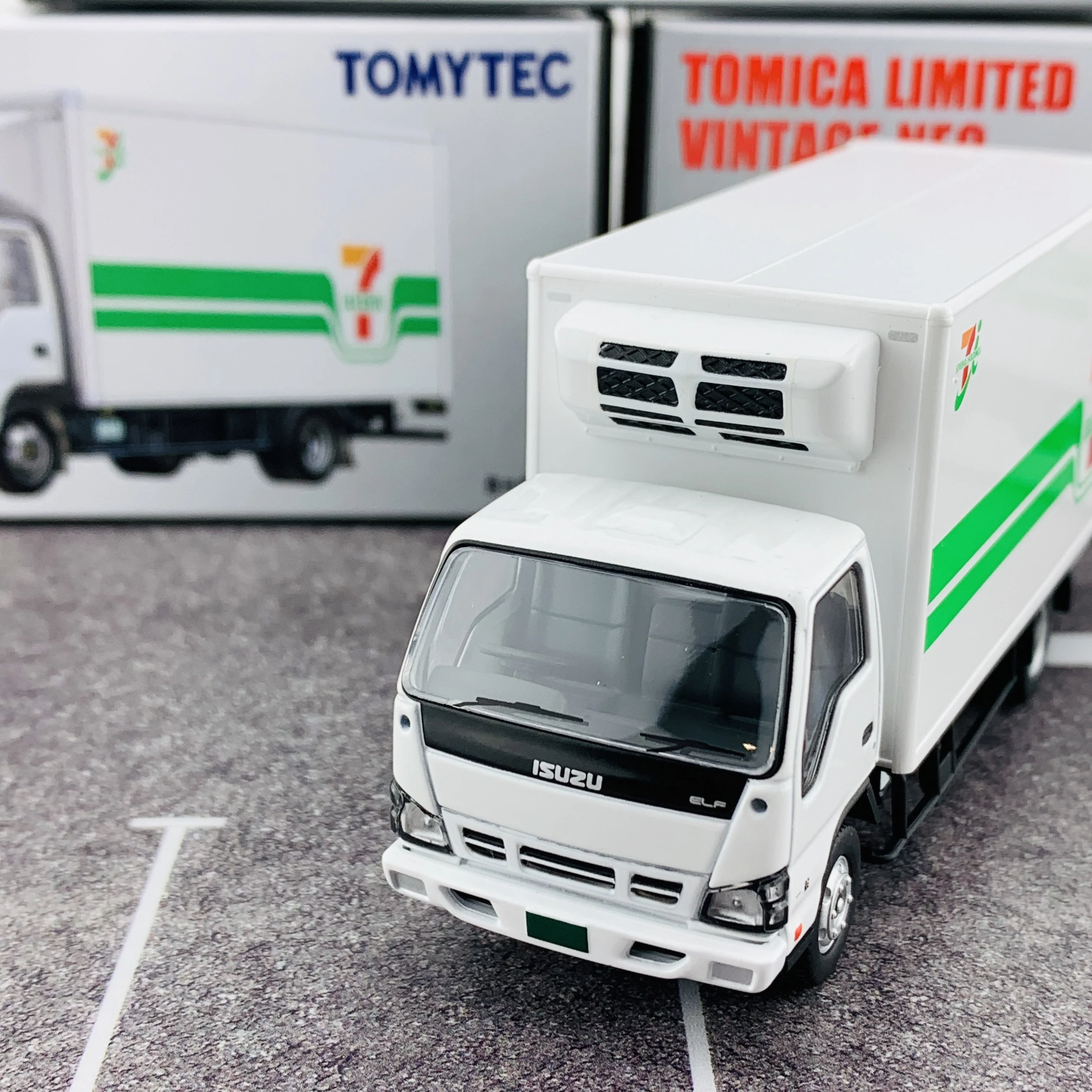 Tomica Limited Vintage Neo 1/64 Isuzu ELF Panel Van 7-Eleven LV-N195a - Image 3