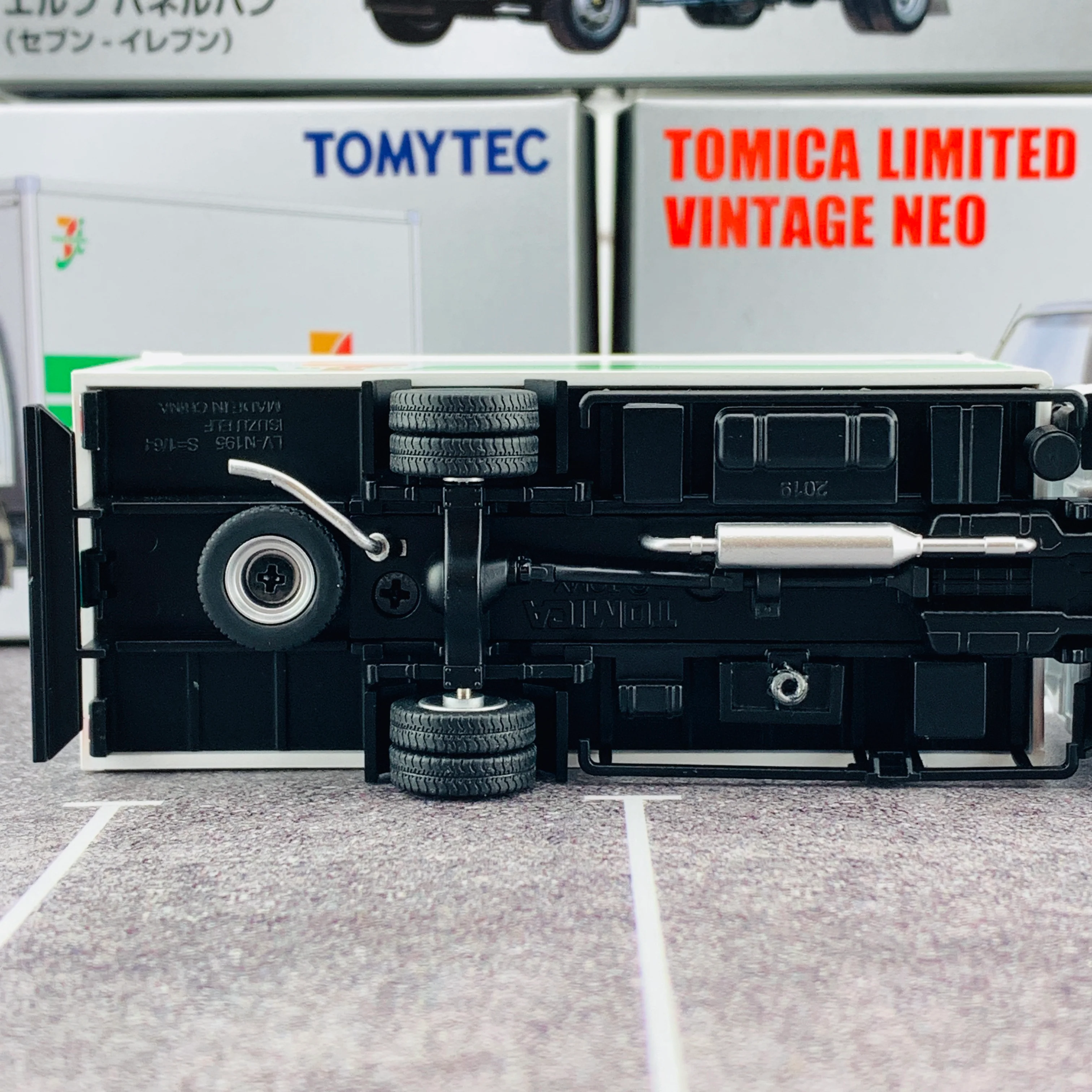 Tomica Limited Vintage Neo 1/64 Isuzu ELF Panel Van 7-Eleven LV-N195a - Image 6