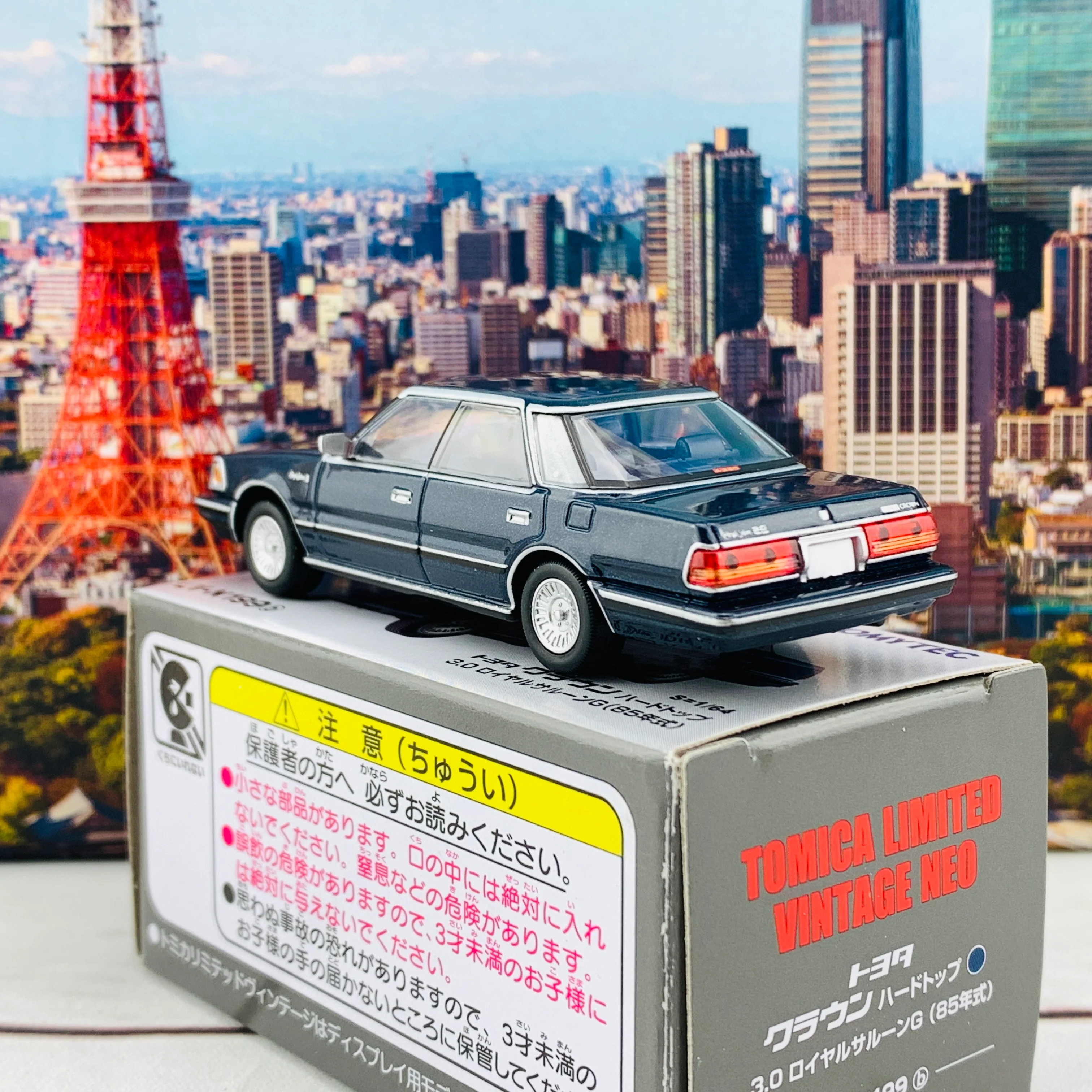 Tomica Limited Vintage Neo 1/64 Toyota Crown 3.0 Royal Saloon G LV-N199b - Image 3