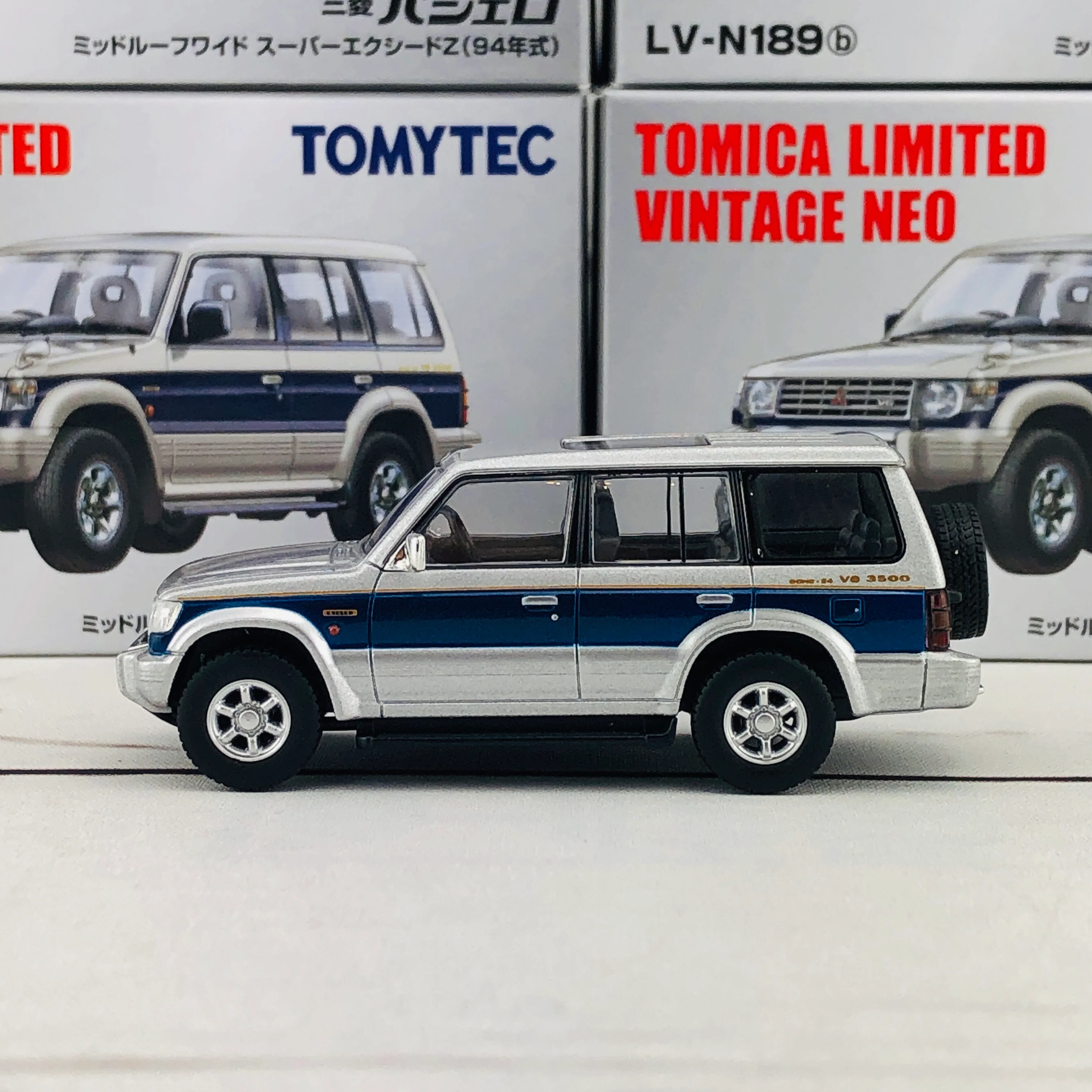 Tomica Limited Vintage Neo Mitsubishi Pajero Super Exceed Z (Silver/Blue) LV-N189b - Image 2