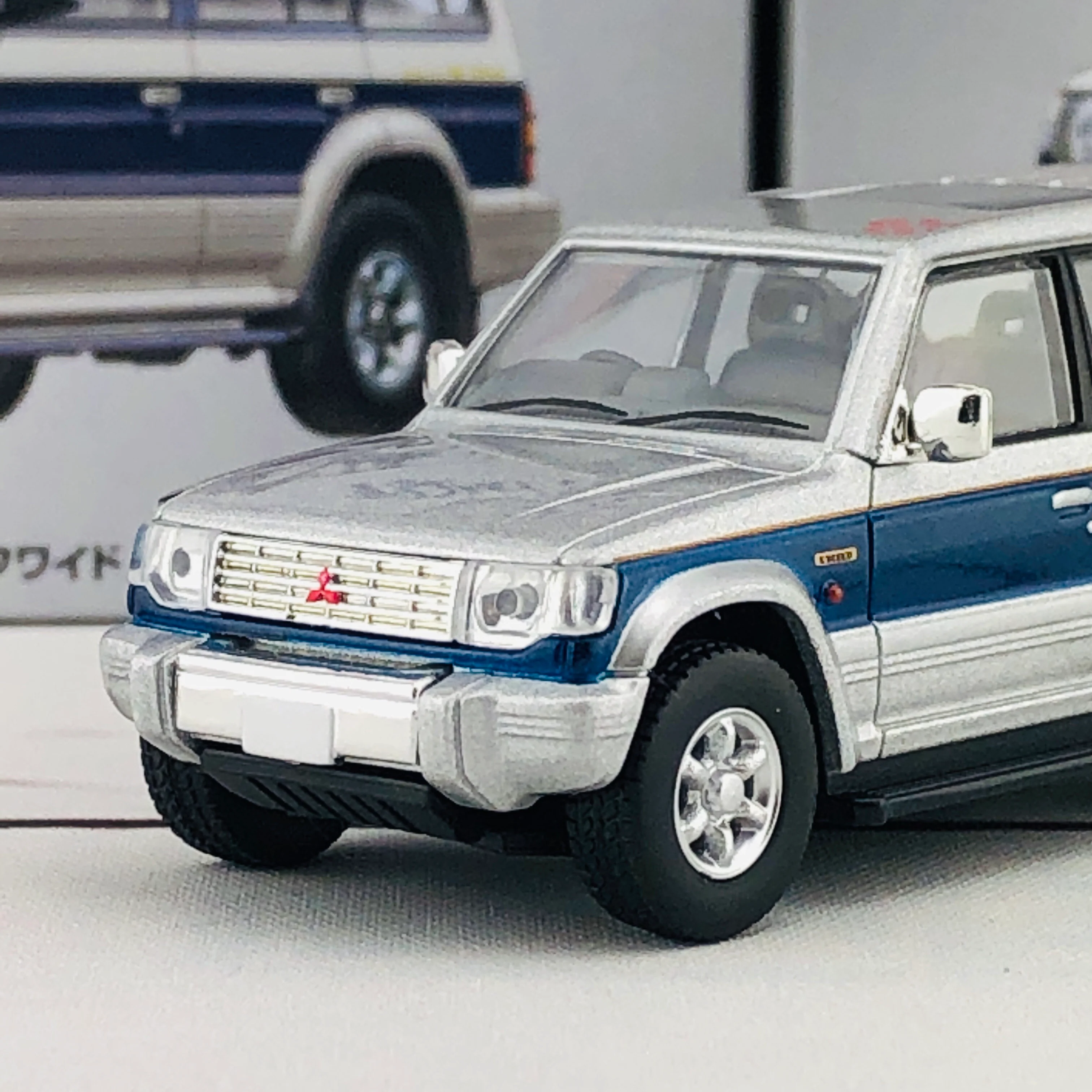 Tomica Limited Vintage Neo Mitsubishi Pajero Super Exceed Z (Silver/Blue) LV-N189b - Image 3