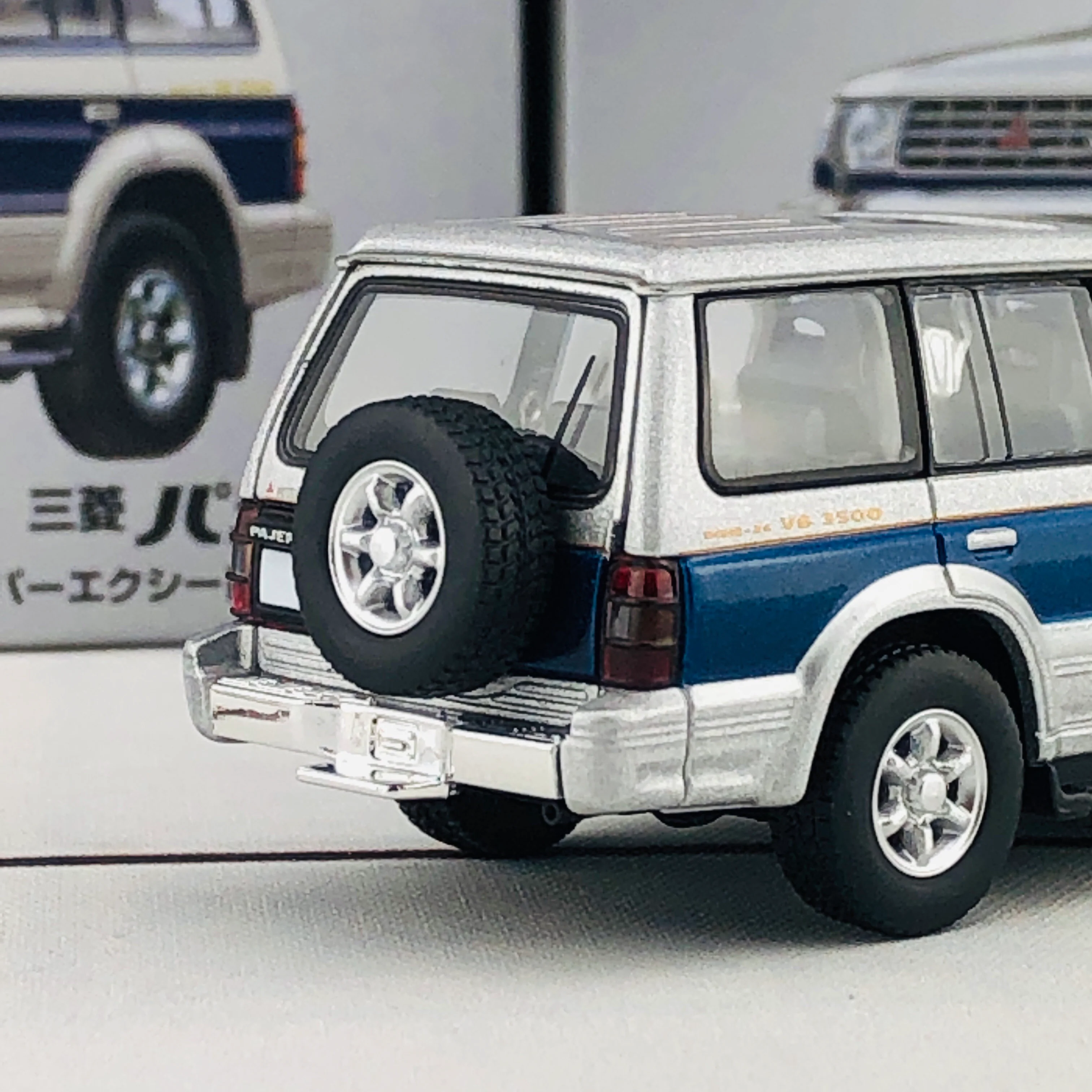 Tomica Limited Vintage Neo Mitsubishi Pajero Super Exceed Z (Silver/Blue) LV-N189b - Image 5