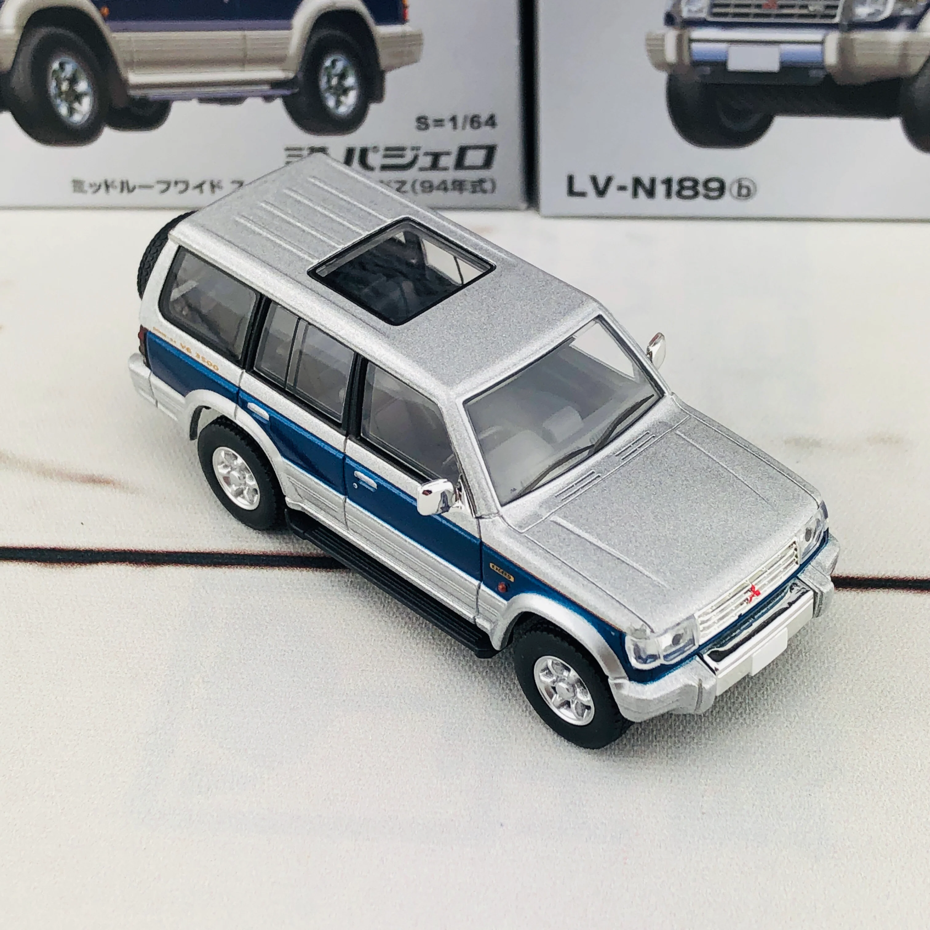 Tomica Limited Vintage Neo Mitsubishi Pajero Super Exceed Z (Silver/Blue) LV-N189b - Image 6