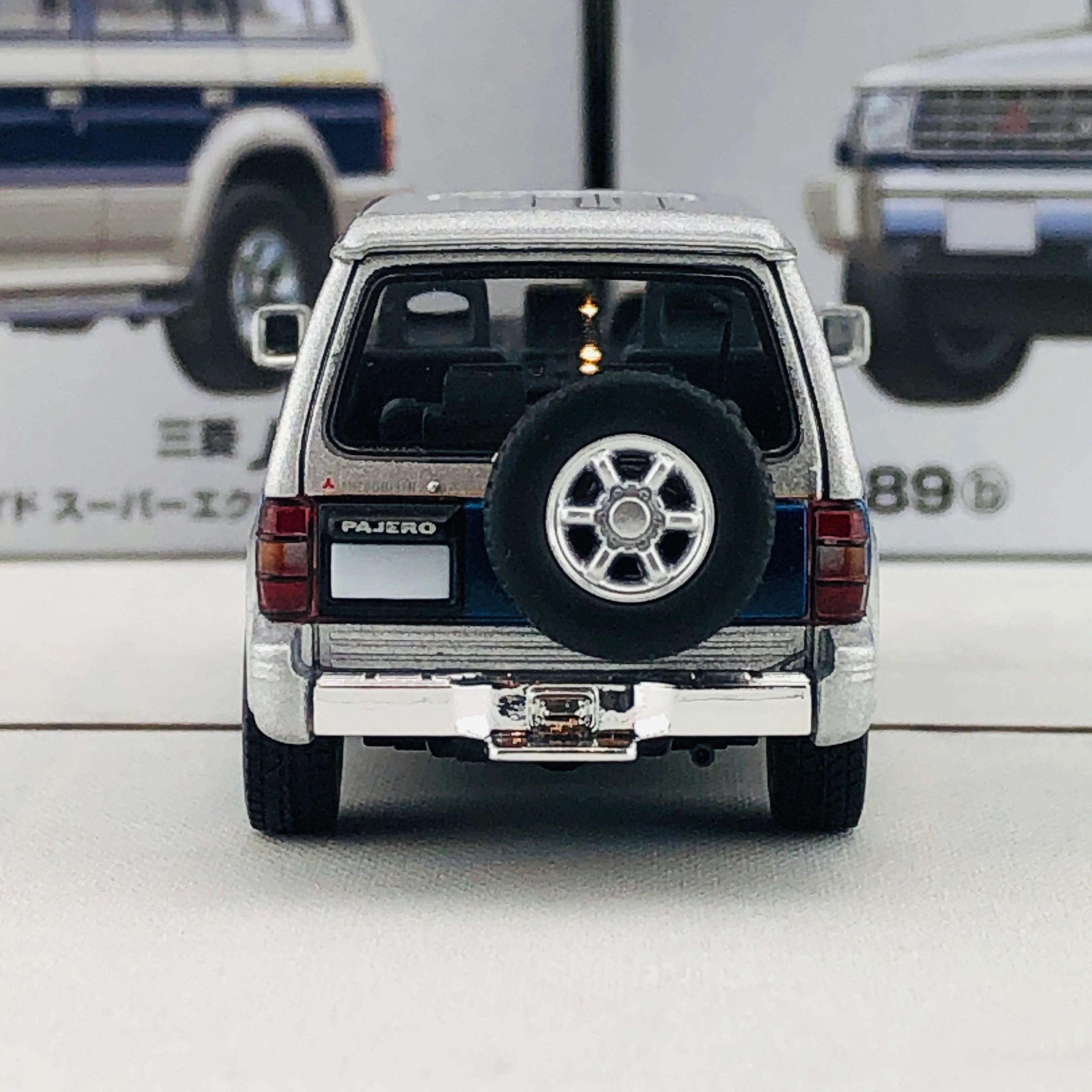 Tomica Limited Vintage Neo Mitsubishi Pajero Super Exceed Z (Silver/Blue) LV-N189b - Image 8