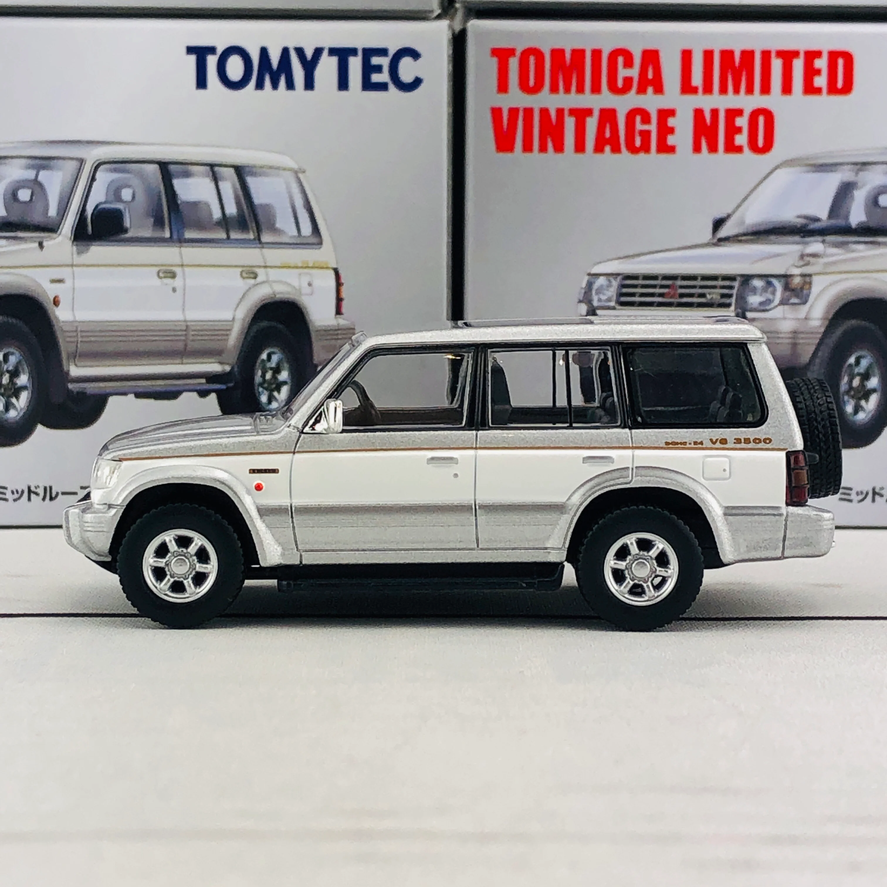 Tomica Limited Vintage Neo Mitsubishi Pajero Super Exceed Z (Silver/White) LV-N189a - Image 2