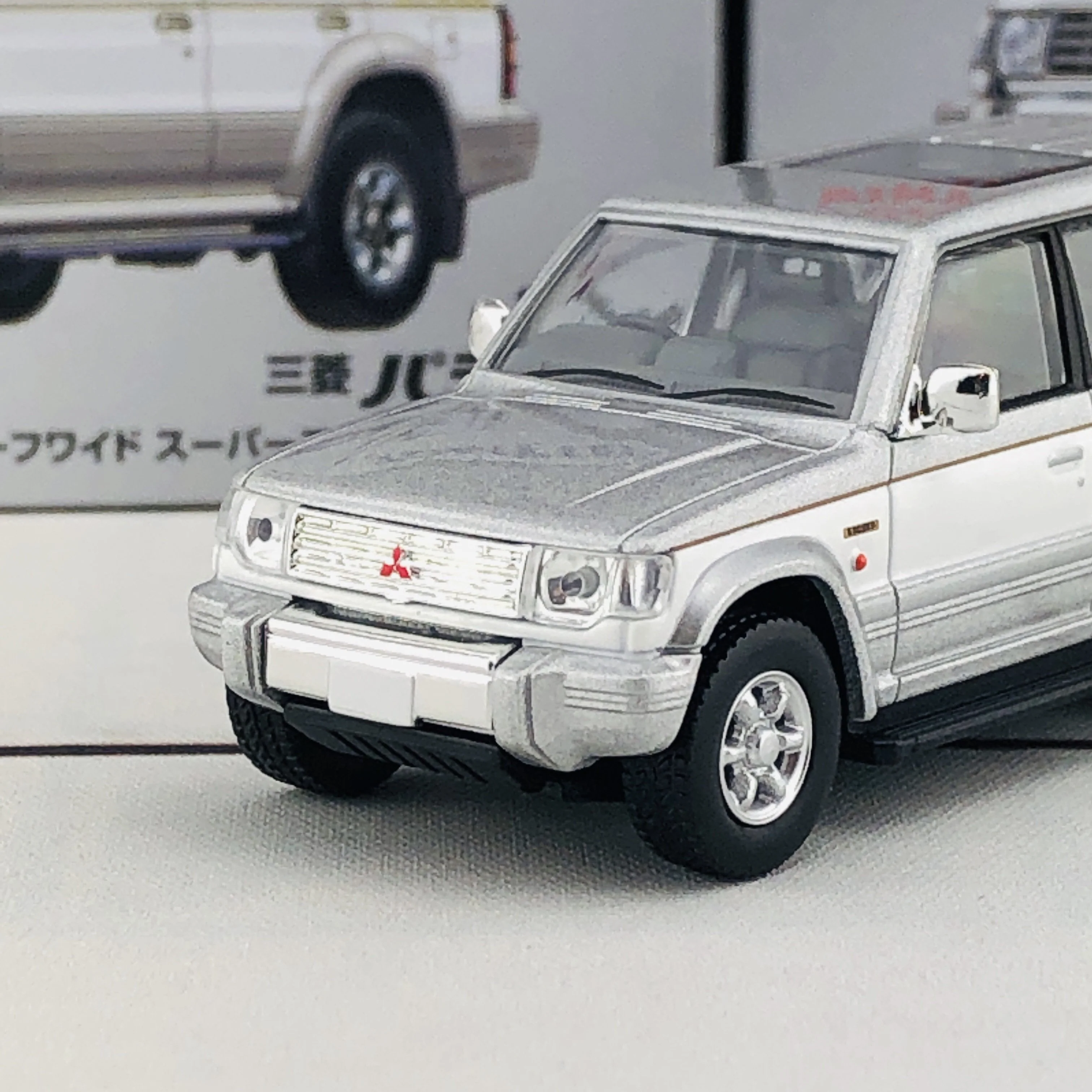 Tomica Limited Vintage Neo Mitsubishi Pajero Super Exceed Z (Silver/White) LV-N189a - Image 3
