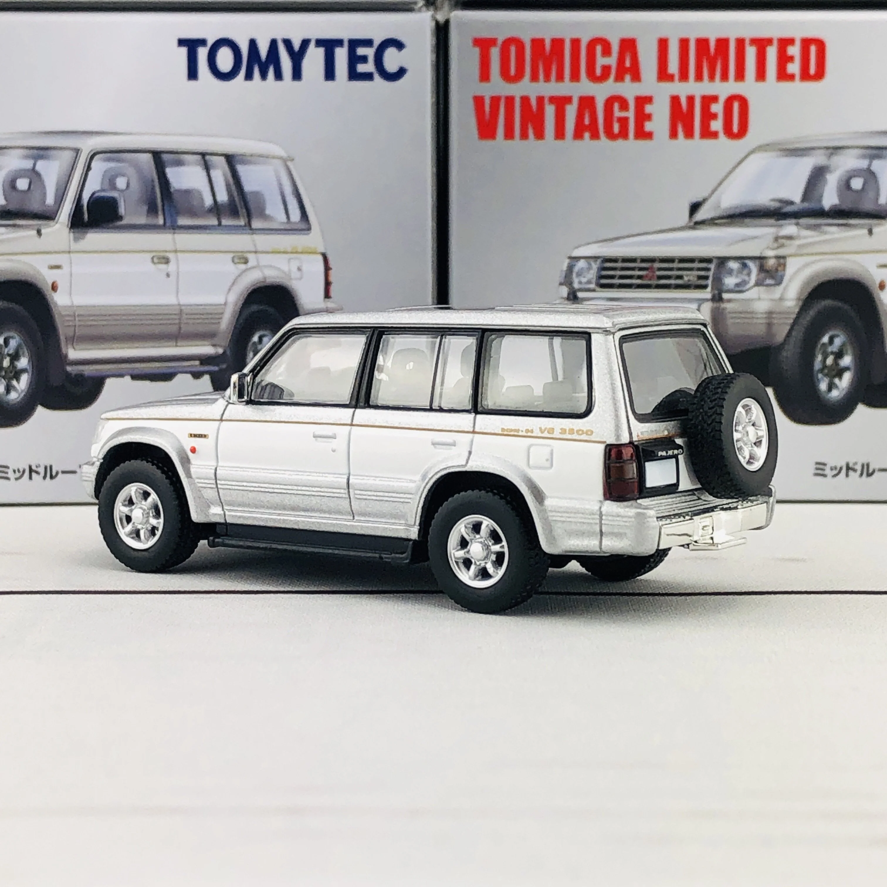 Tomica Limited Vintage Neo Mitsubishi Pajero Super Exceed Z (Silver/White) LV-N189a - Image 4