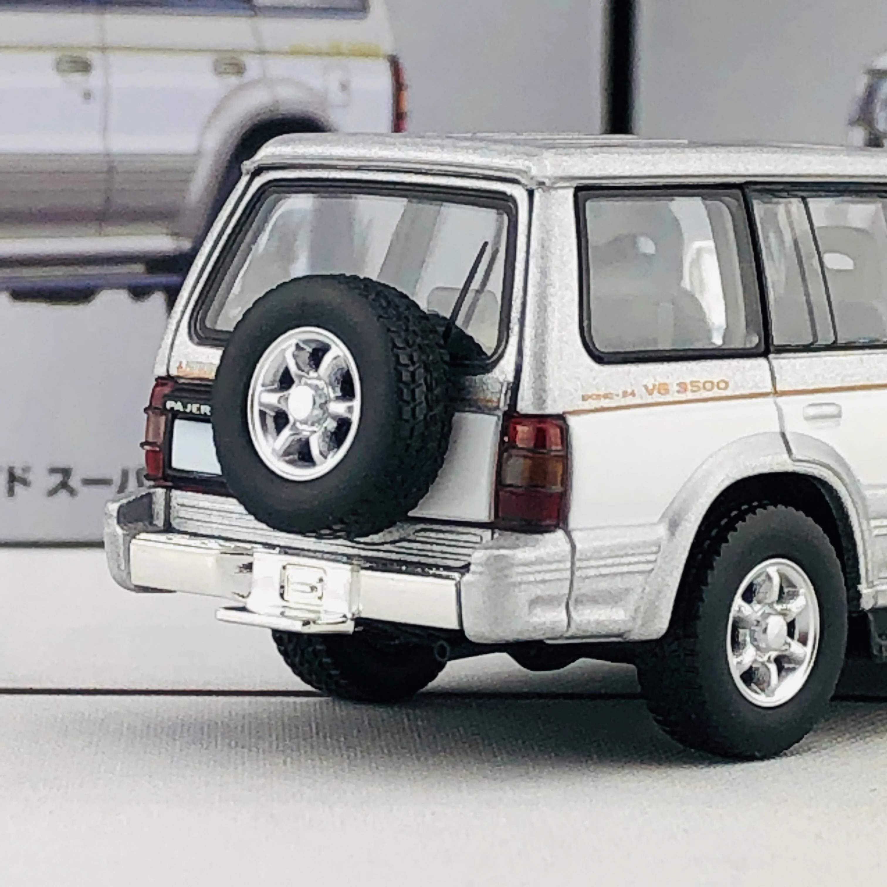 Tomica Limited Vintage Neo Mitsubishi Pajero Super Exceed Z (Silver/White) LV-N189a - Image 5