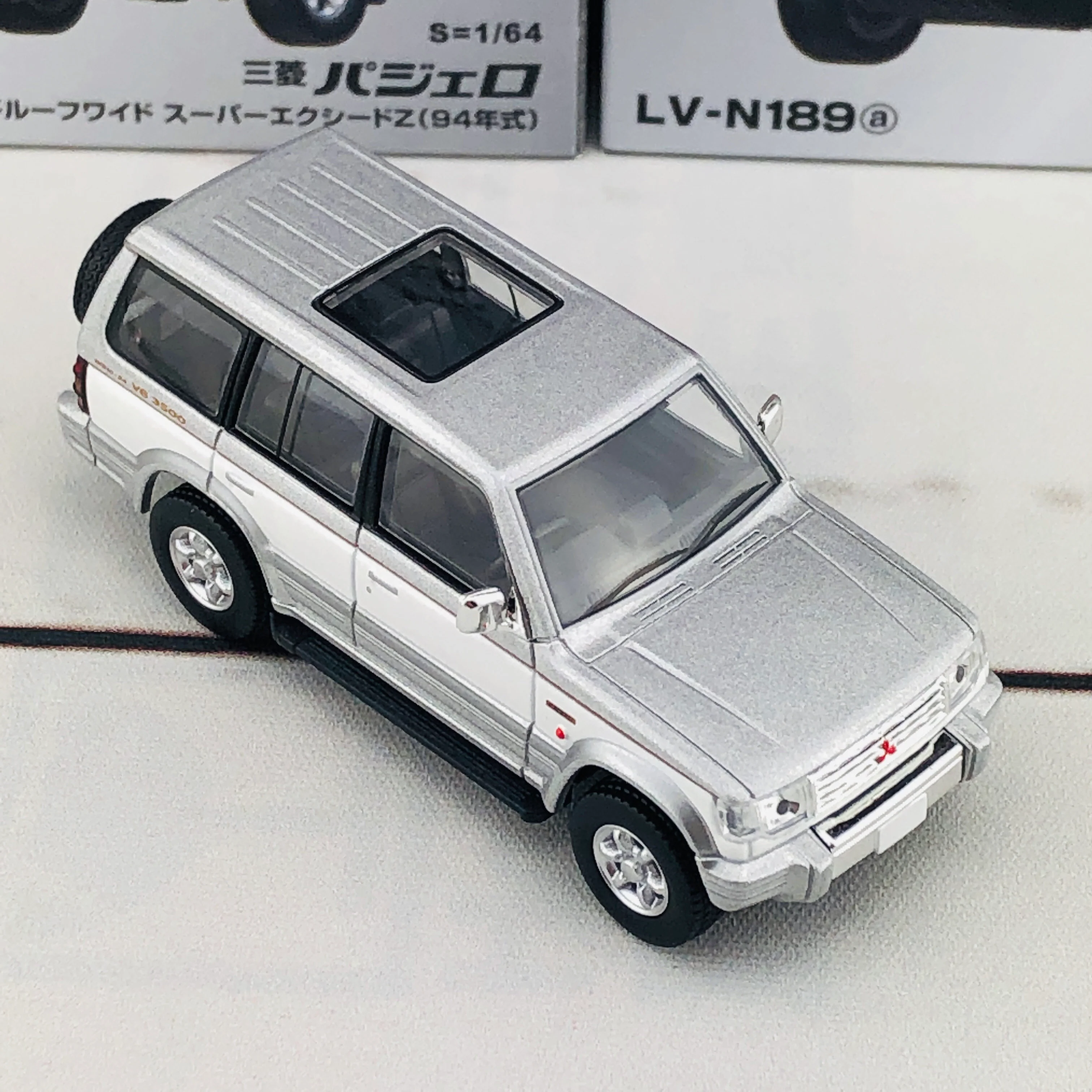 Tomica Limited Vintage Neo Mitsubishi Pajero Super Exceed Z (Silver/White) LV-N189a - Image 6