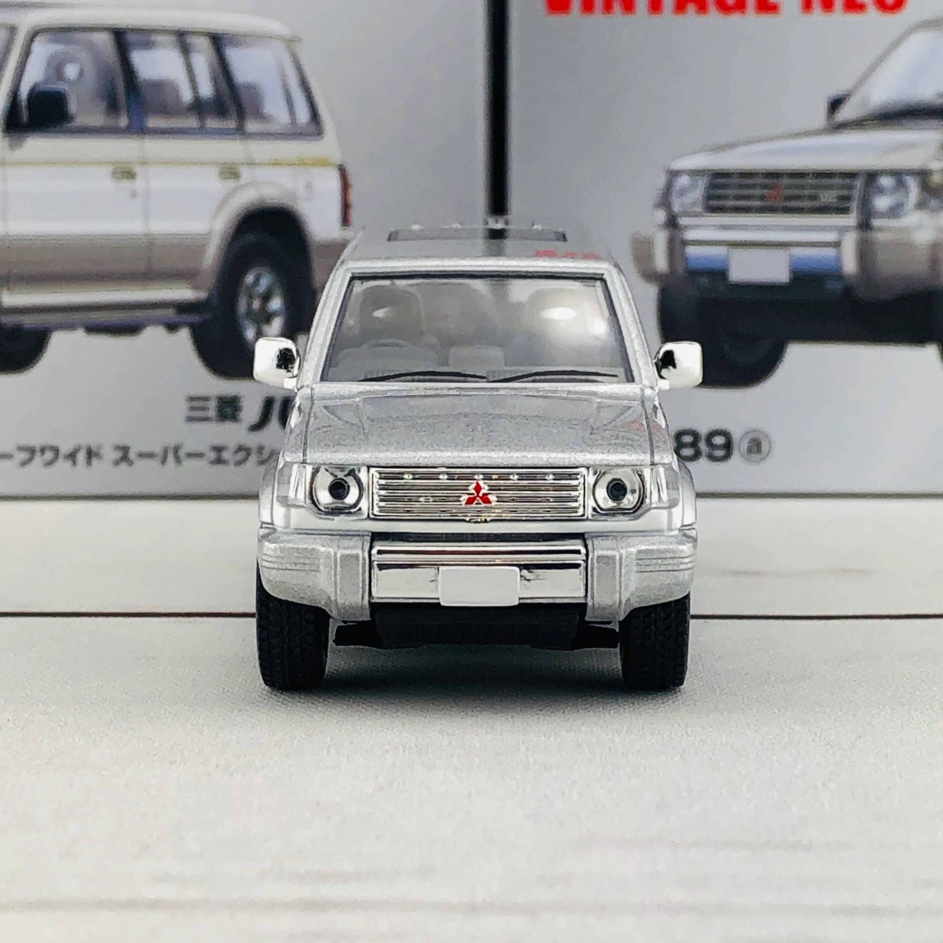 Tomica Limited Vintage Neo Mitsubishi Pajero Super Exceed Z (Silver/White) LV-N189a - Image 7