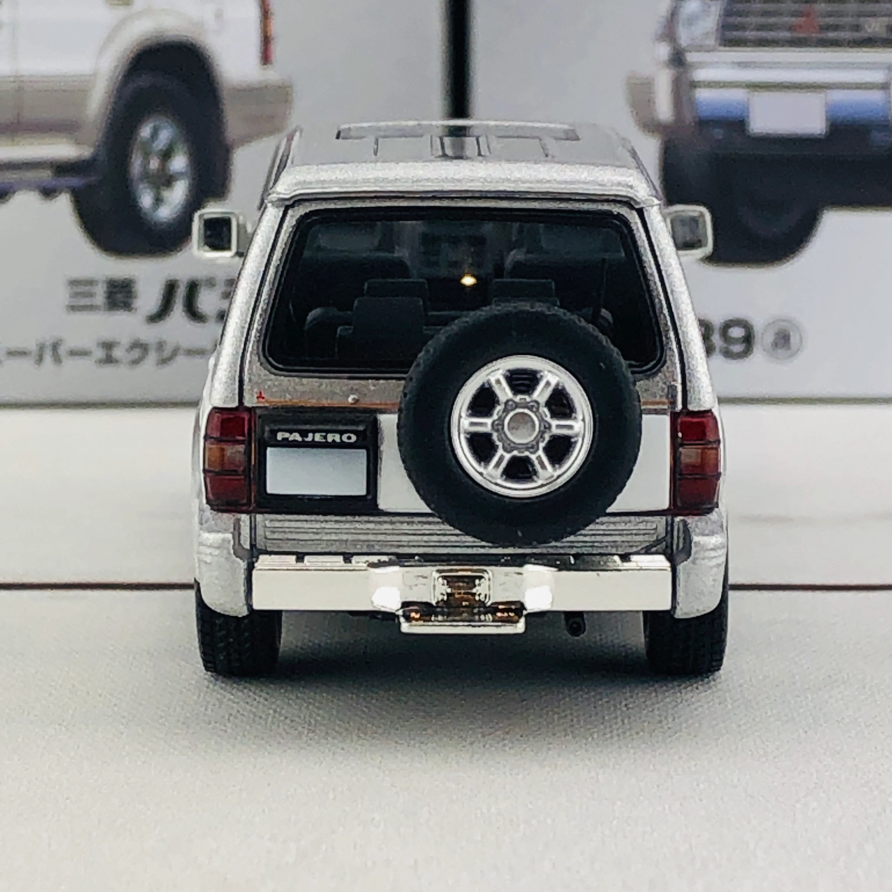 Tomica Limited Vintage Neo Mitsubishi Pajero Super Exceed Z (Silver/White) LV-N189a - Image 8