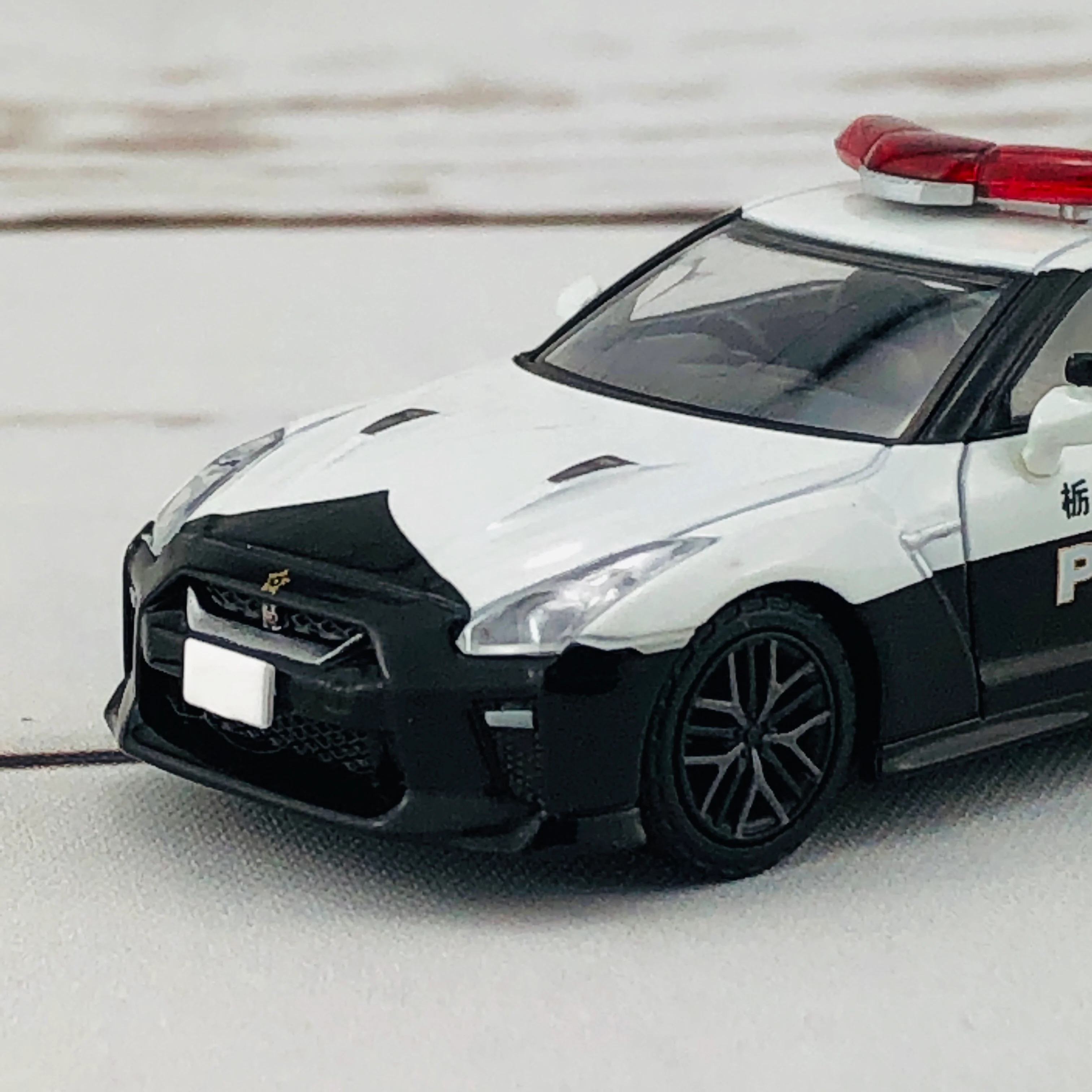 Tomica Limited Vintage Neo Tomytec GTR Police Car LV-N184a - Image 5