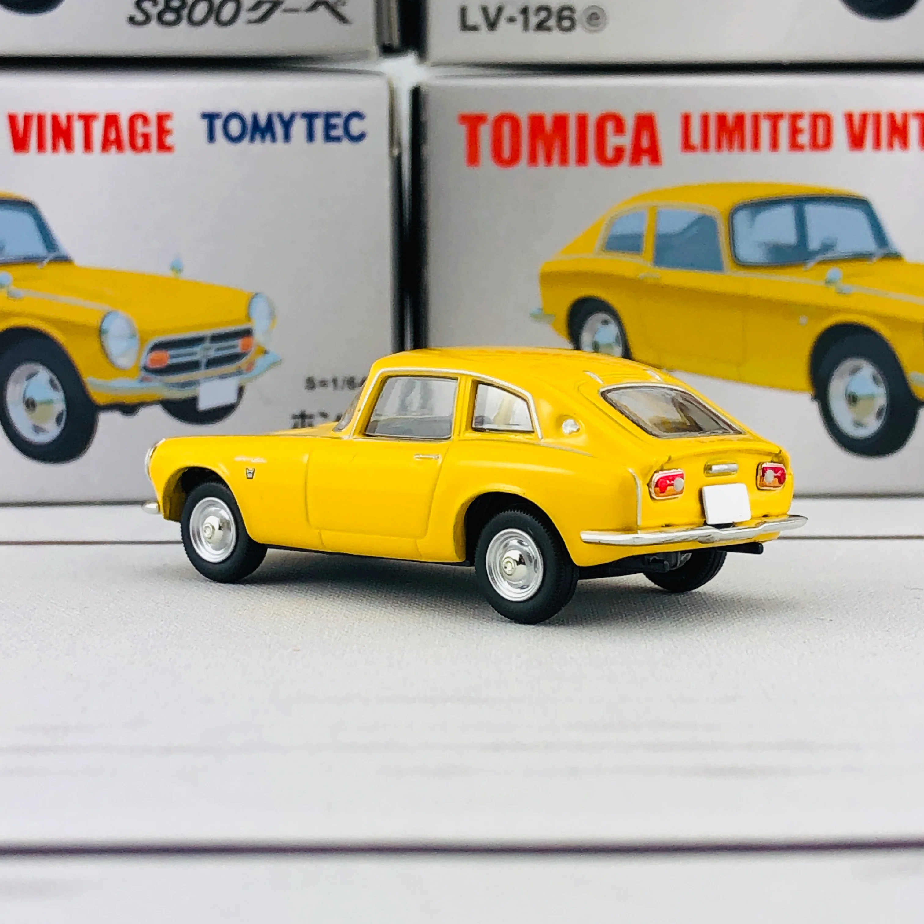 Tomica Limited Vintage 1/64 Honda S800 Coupe LV-126e - Image 4