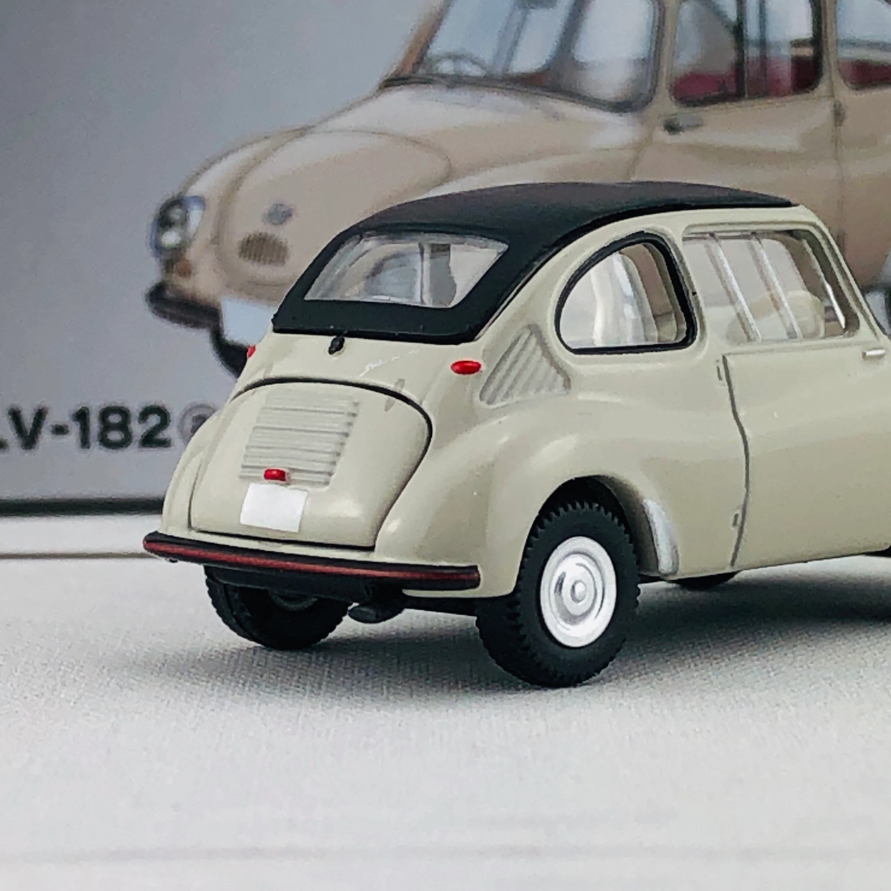 Tomica Limited Vintage 1/64 Subaru 360 Convertible (Closed Top) LV-182a (1960) - Image 5