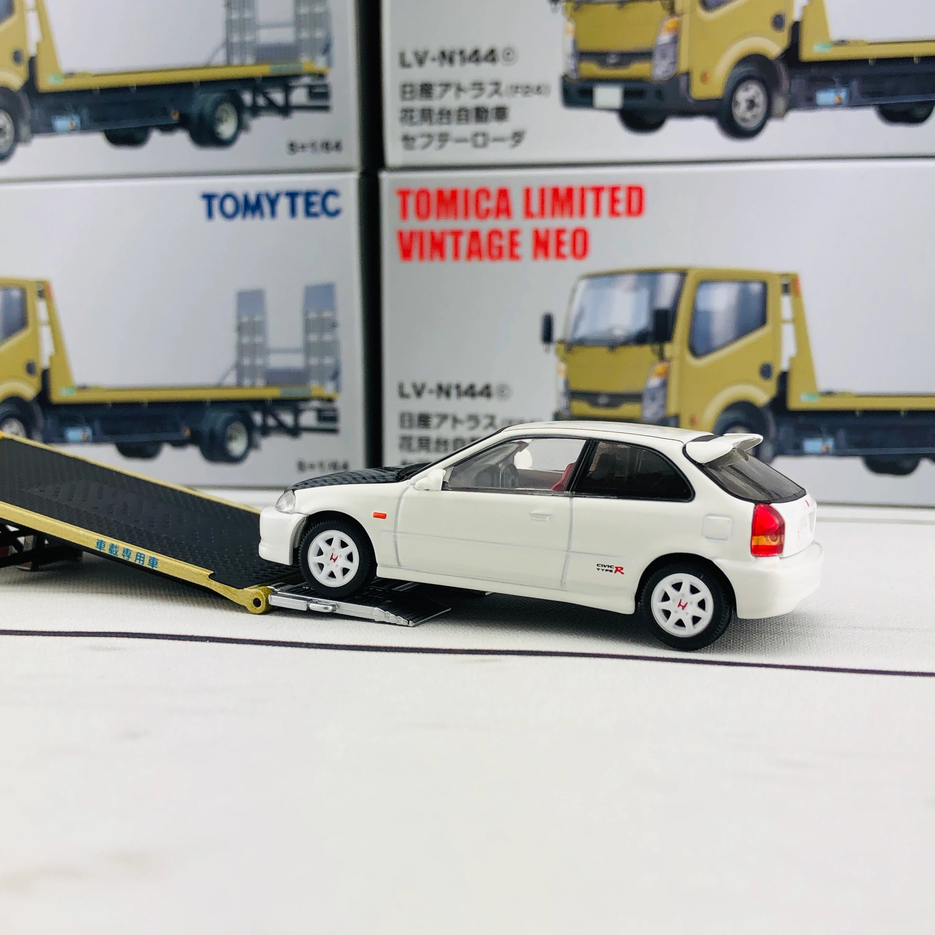 Tomica Limited Vintage Tomytec Nissan Atlas (F24) Hanamidai Safety Loader Gold 1/64 LV-N144c - Image 10
