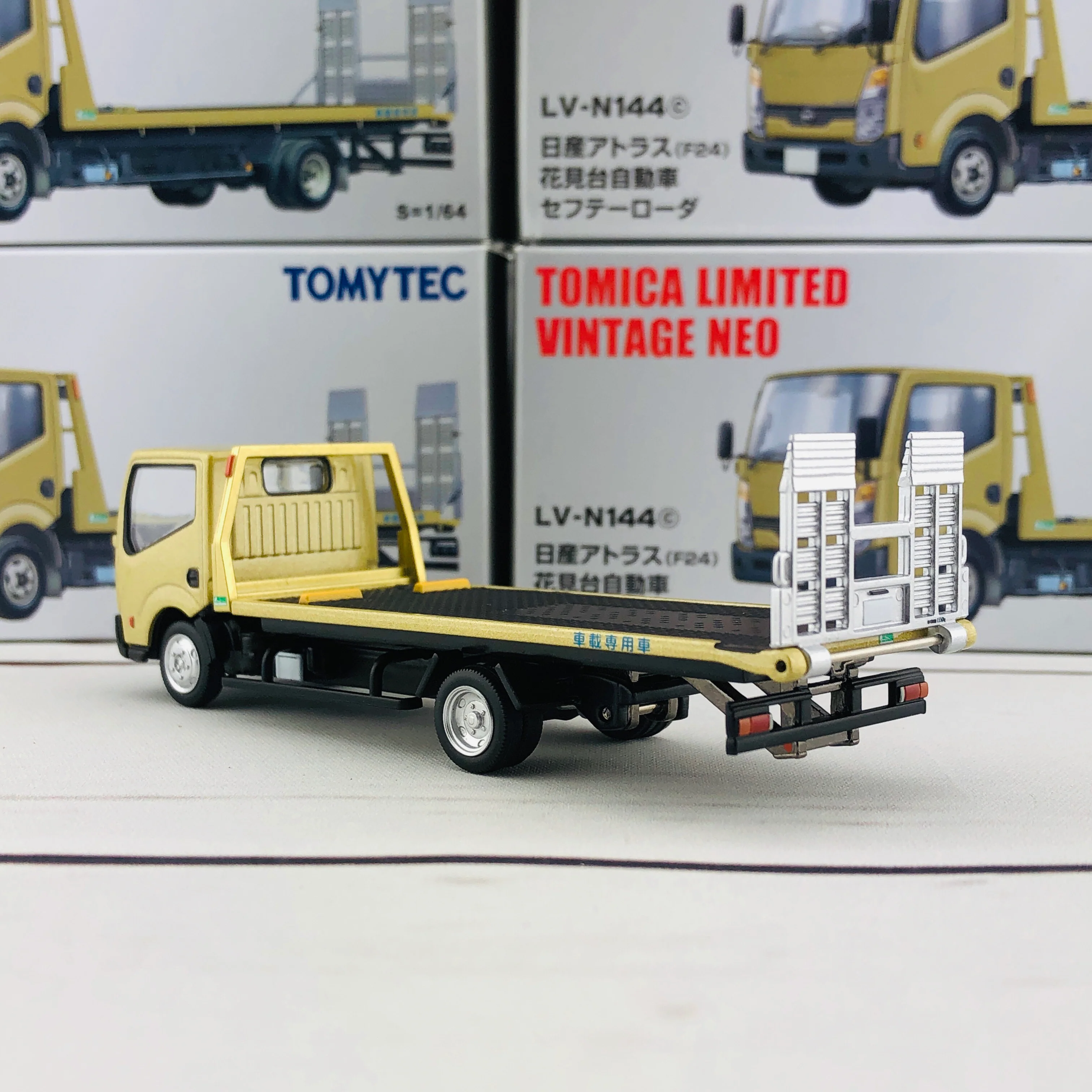 Tomica Limited Vintage Tomytec Nissan Atlas (F24) Hanamidai Safety Loader Gold 1/64 LV-N144c - Image 4