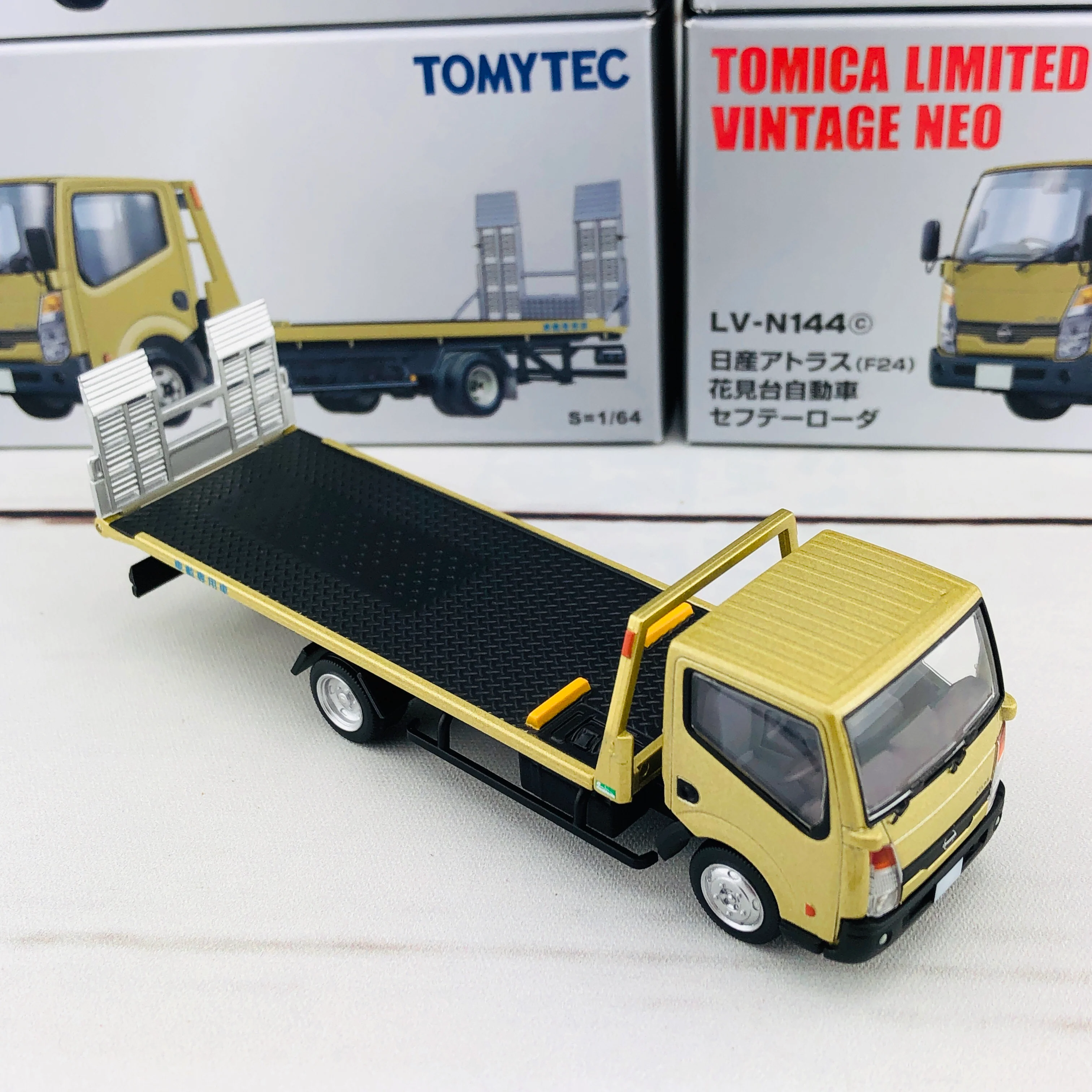 Tomica Limited Vintage Tomytec Nissan Atlas (F24) Hanamidai Safety Loader Gold 1/64 LV-N144c - Image 5