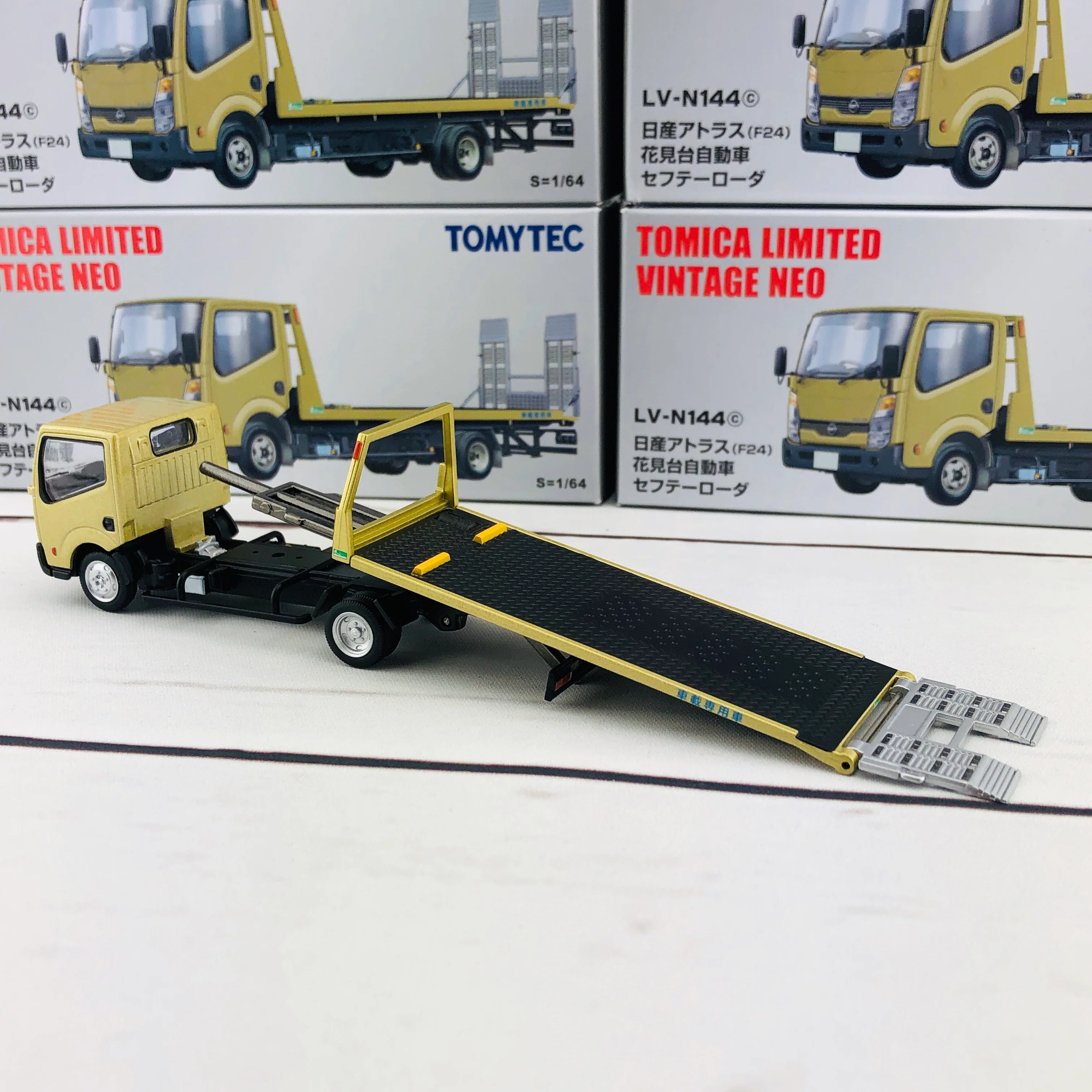 Tomica Limited Vintage Tomytec Nissan Atlas (F24) Hanamidai Safety Loader Gold 1/64 LV-N144c - Image 7