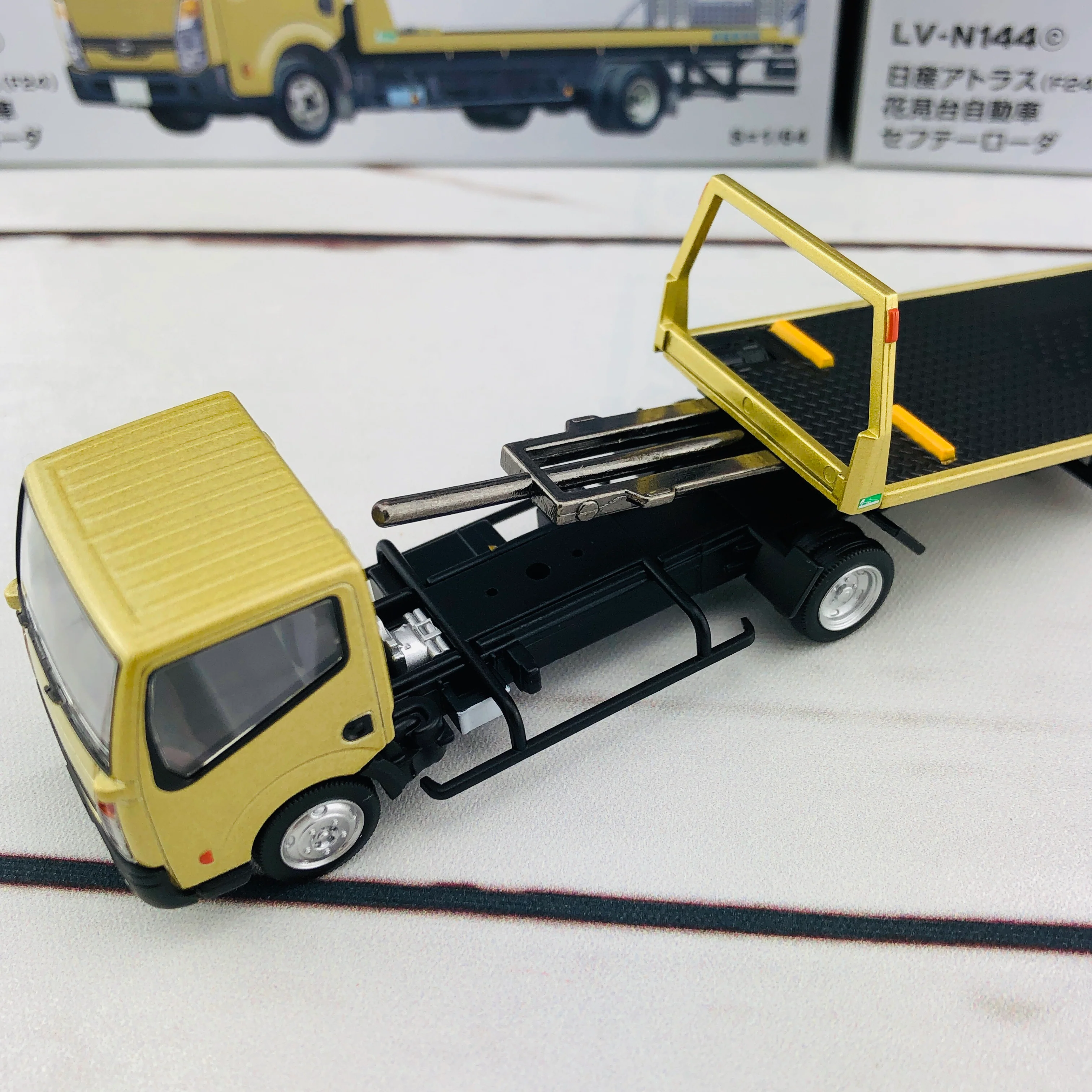 Tomica Limited Vintage Tomytec Nissan Atlas (F24) Hanamidai Safety Loader Gold 1/64 LV-N144c - Image 8