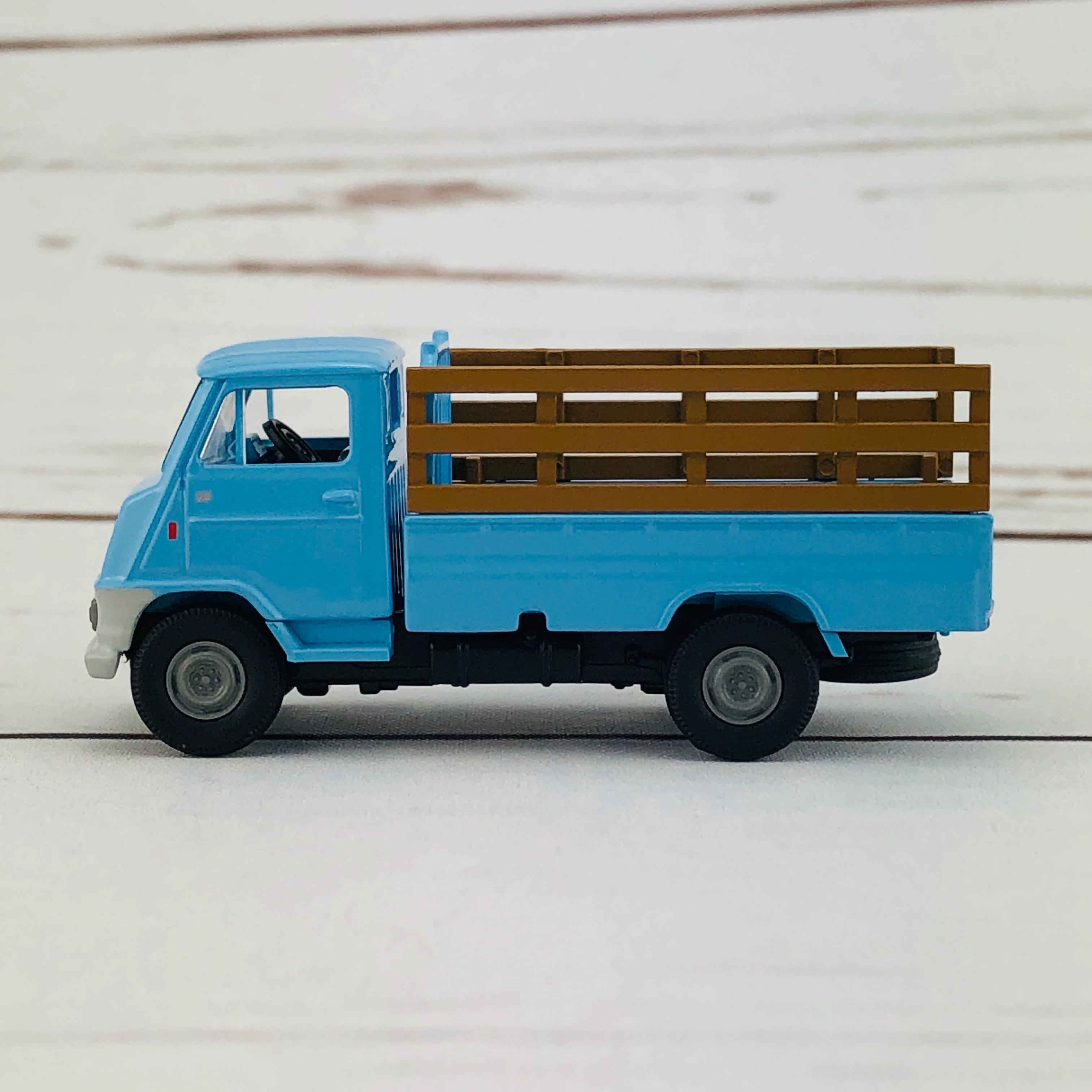 Tomica Limited Vintage Toyota Toyoace Livestock Truck LV-72b - Image 2