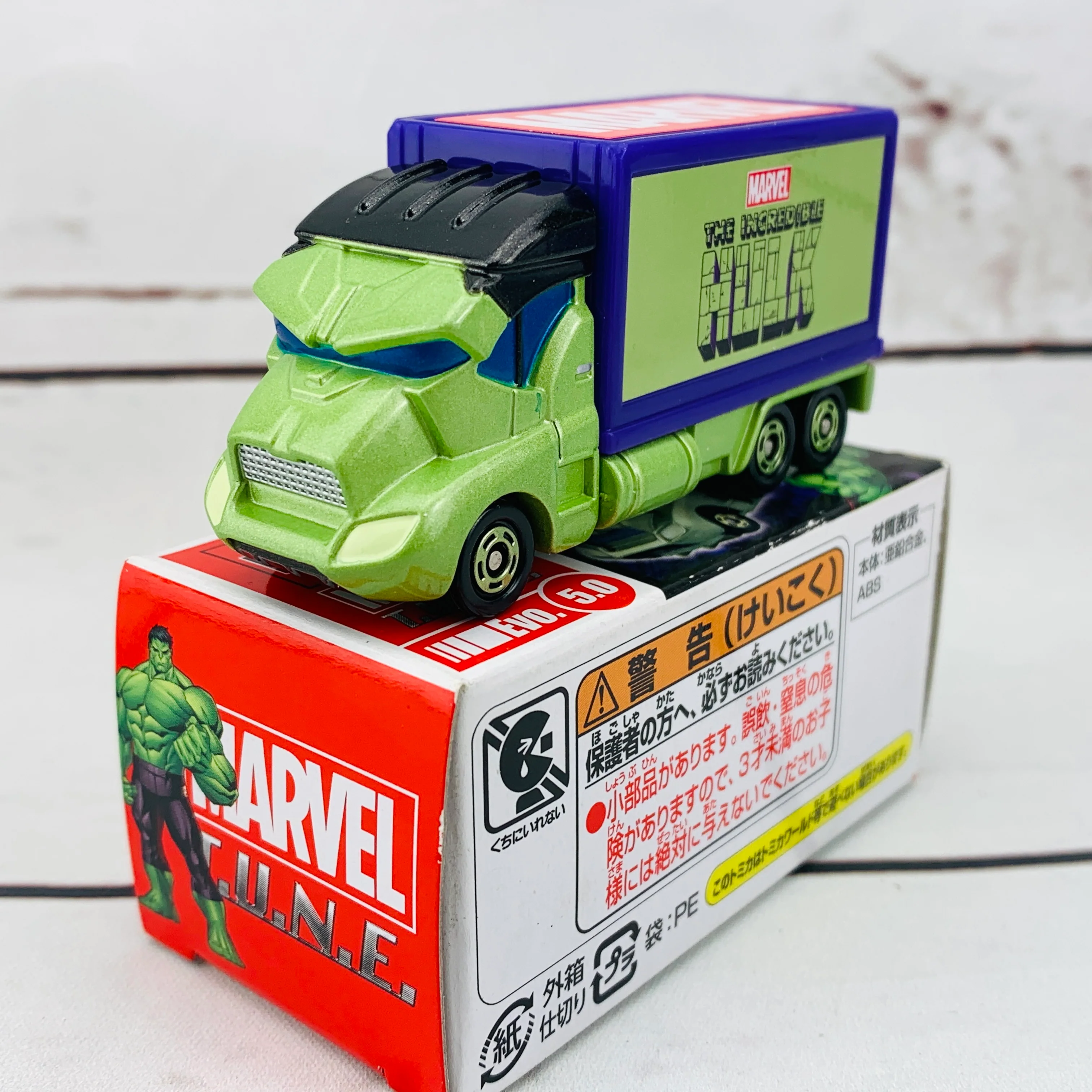 TOMICA MARVEL T.U.N.E. Evo. 5.0 Masked Carry HULK - Image 2