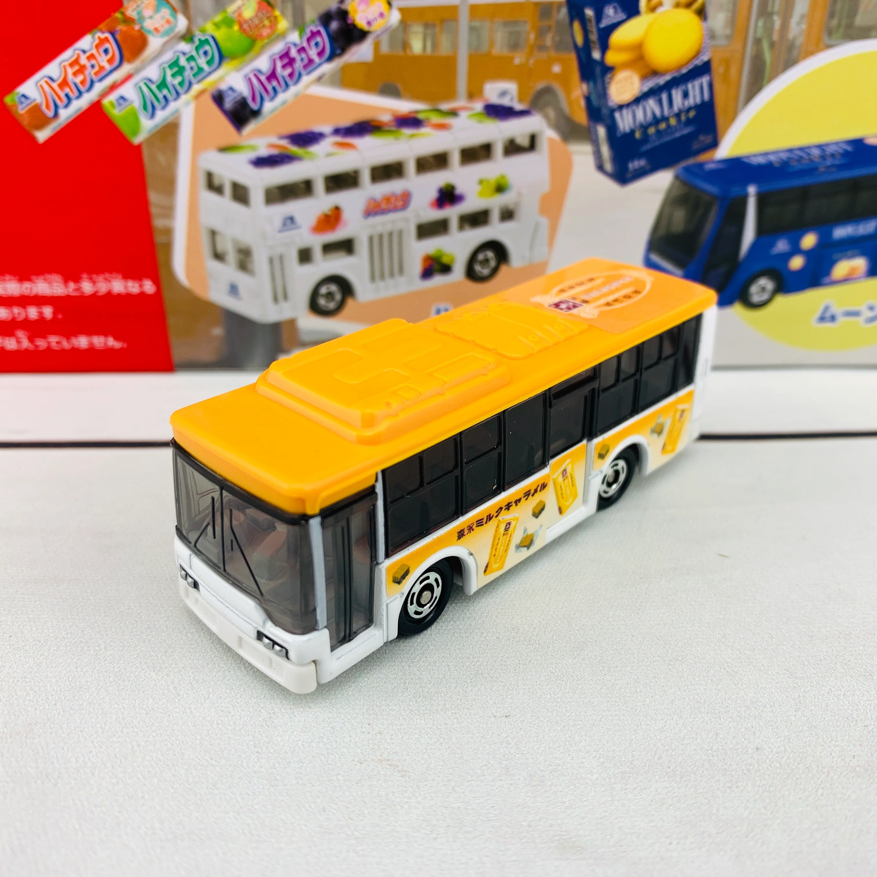 Tomica Morinaga Wrapping Bus Set - Image 6