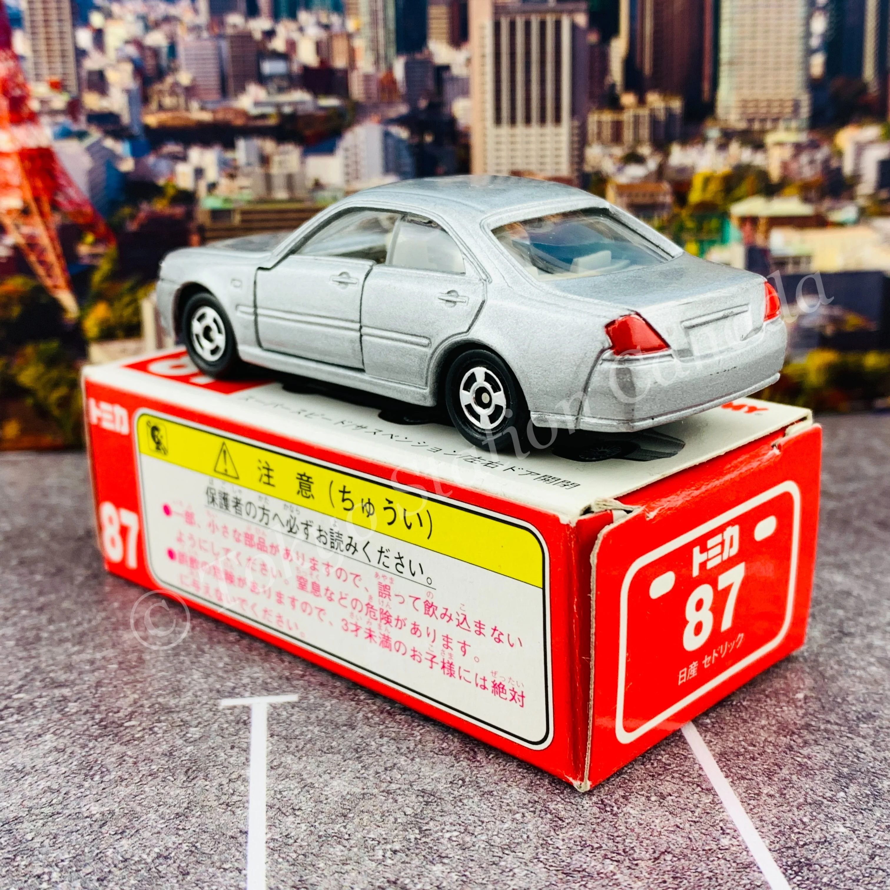 TOMICA 87 NISSAN CEDRIC 4904810563433 - Image 3