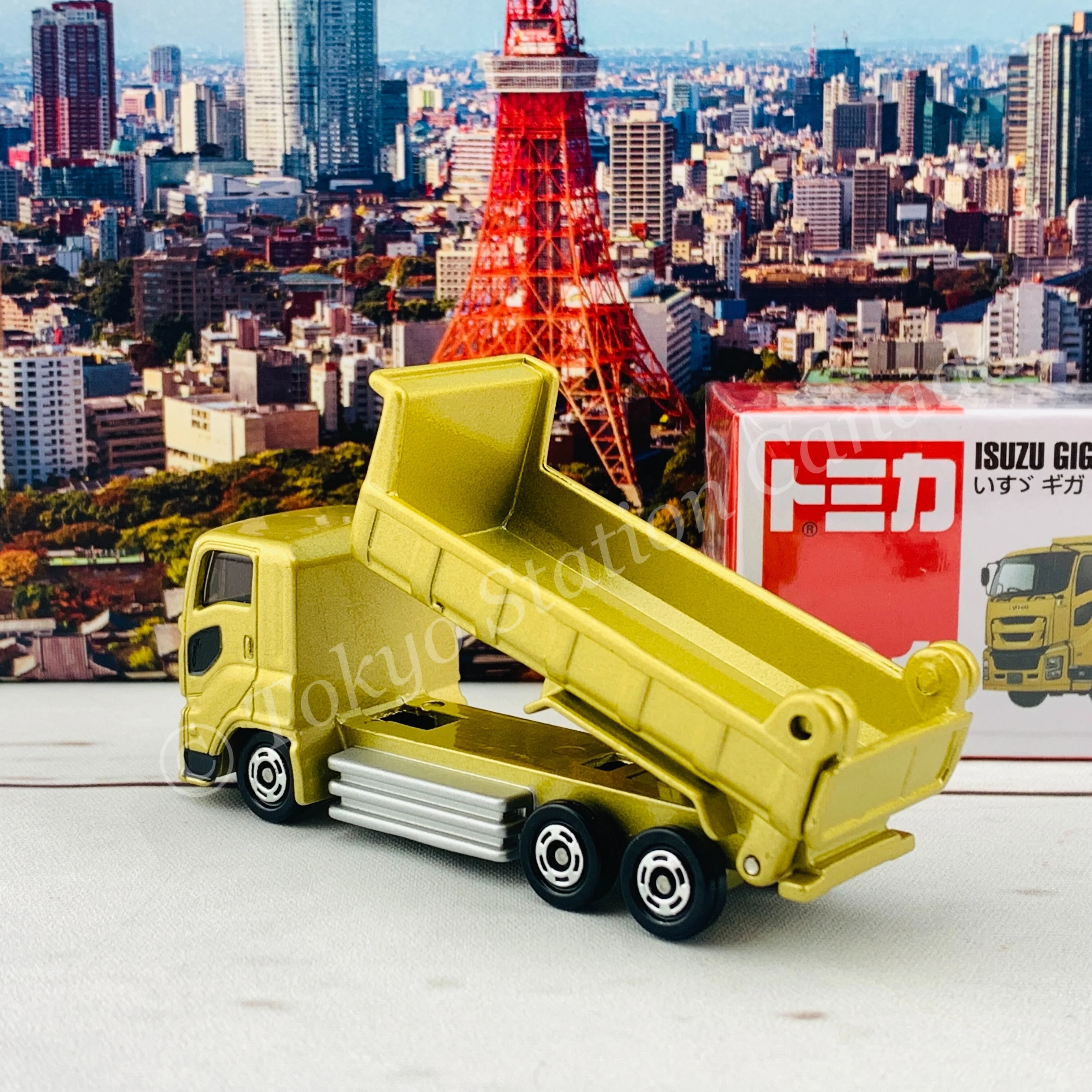 TOMICA 101 ISUZU Giga Dump Truck 4904810859864 - Image 2
