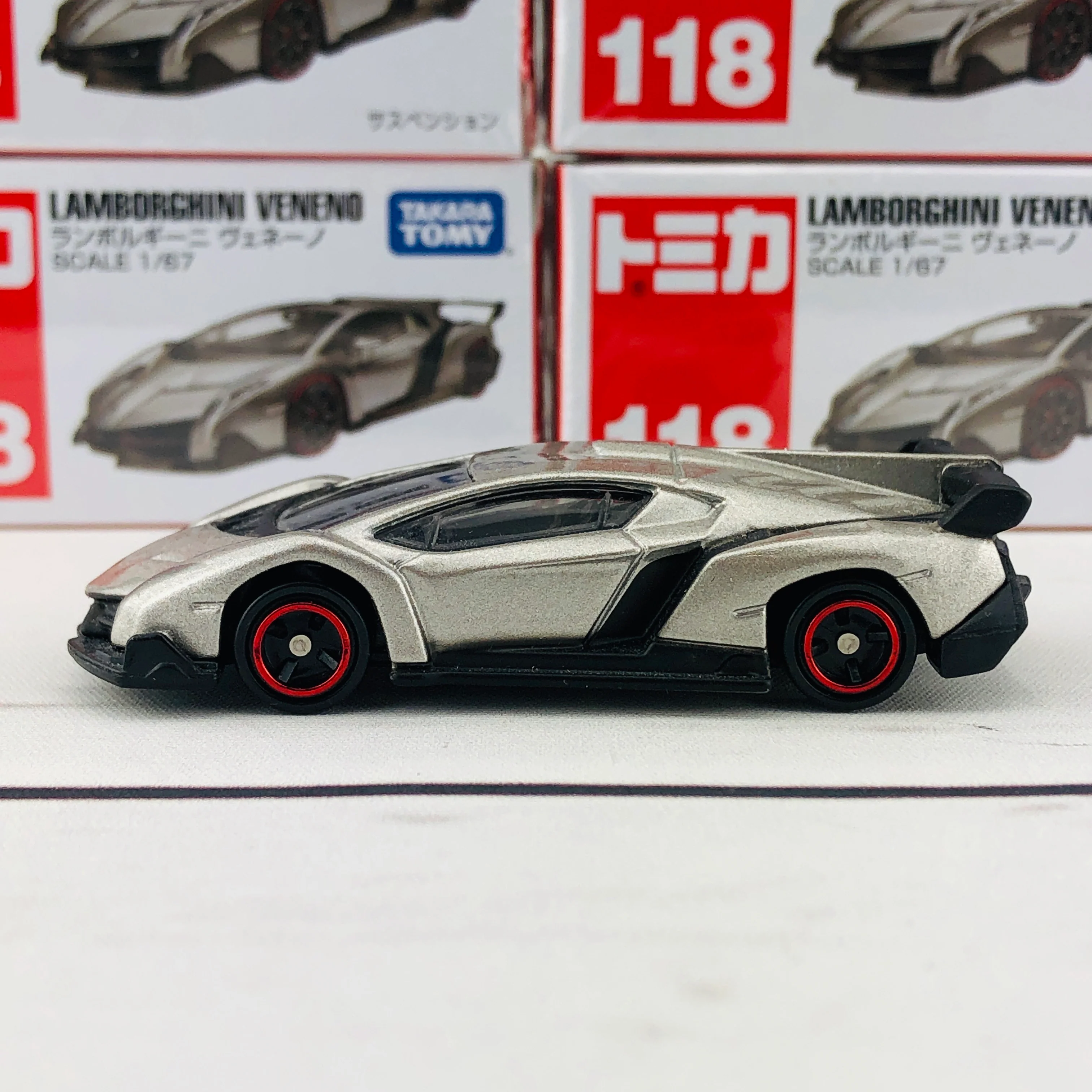 TOMICA 118 Lamborghini Veneno - Image 2