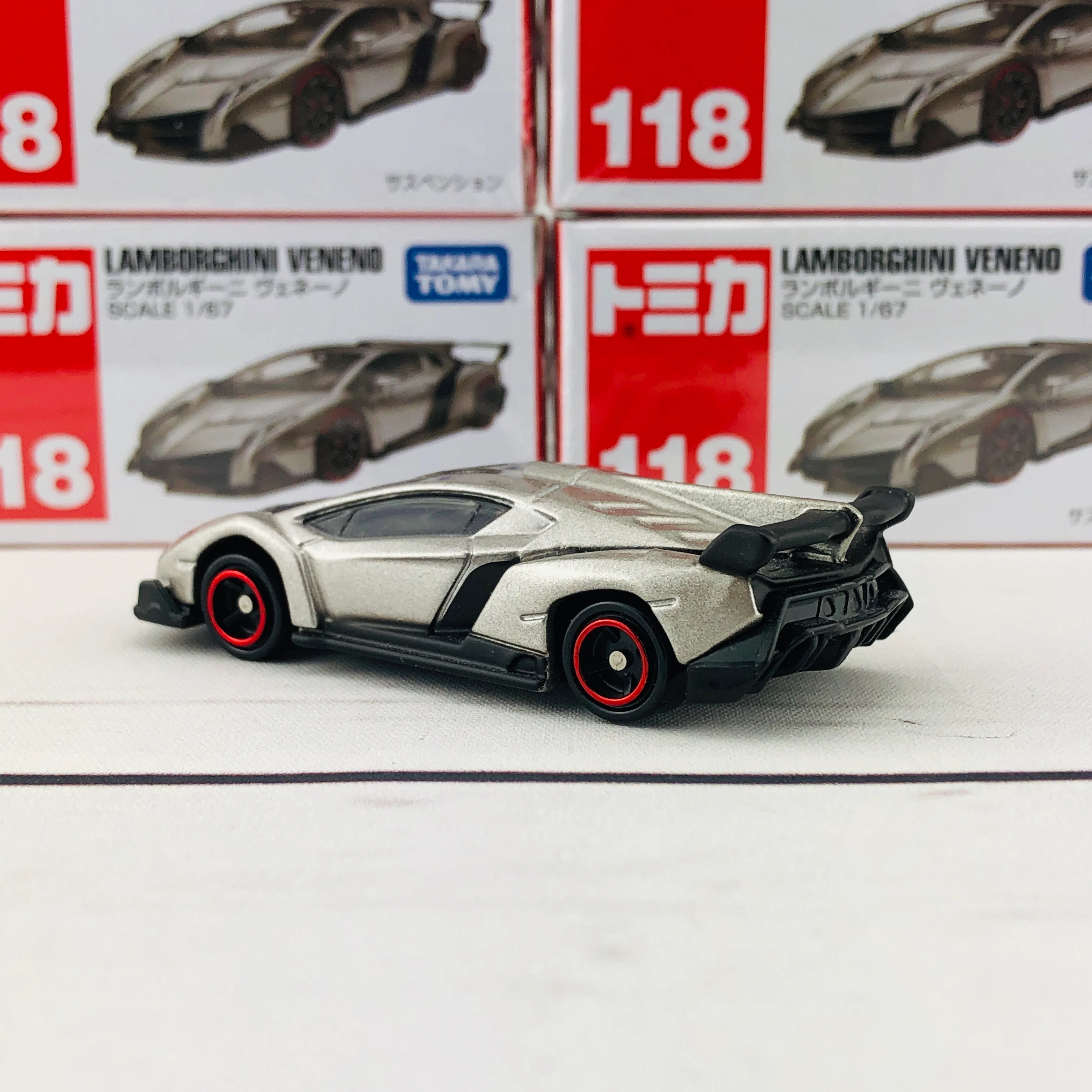 TOMICA 118 Lamborghini Veneno - Image 4
