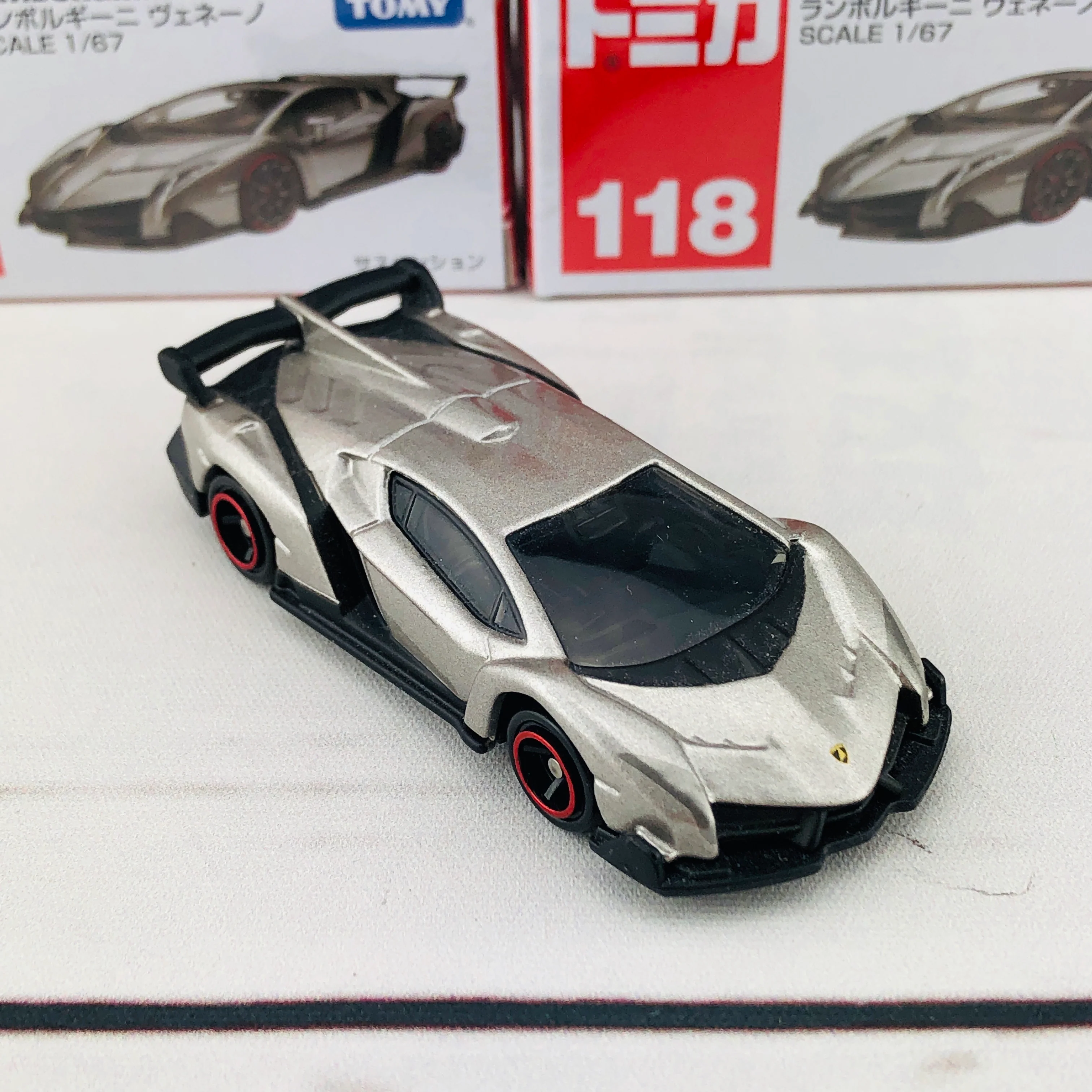 TOMICA 118 Lamborghini Veneno - Image 6
