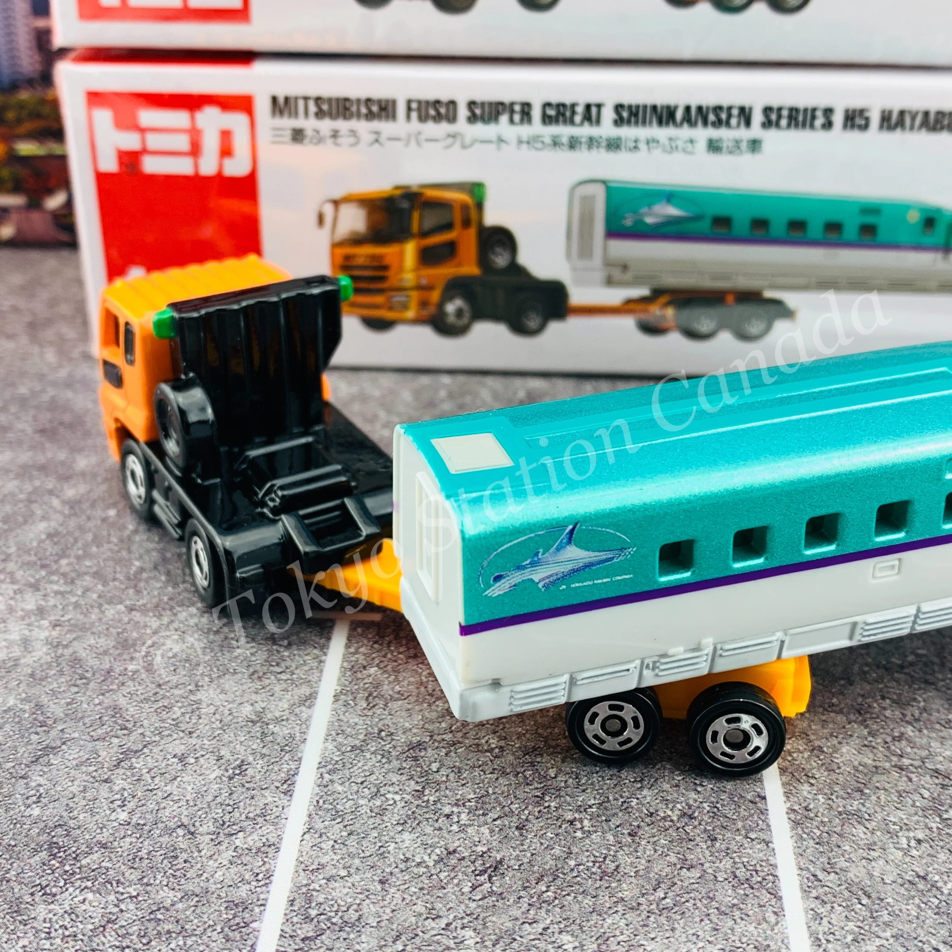 TOMICA 122 Mitsubishi Fuso Super Great Shinkansen Series H5 Hayabusa Transporter - Image 5
