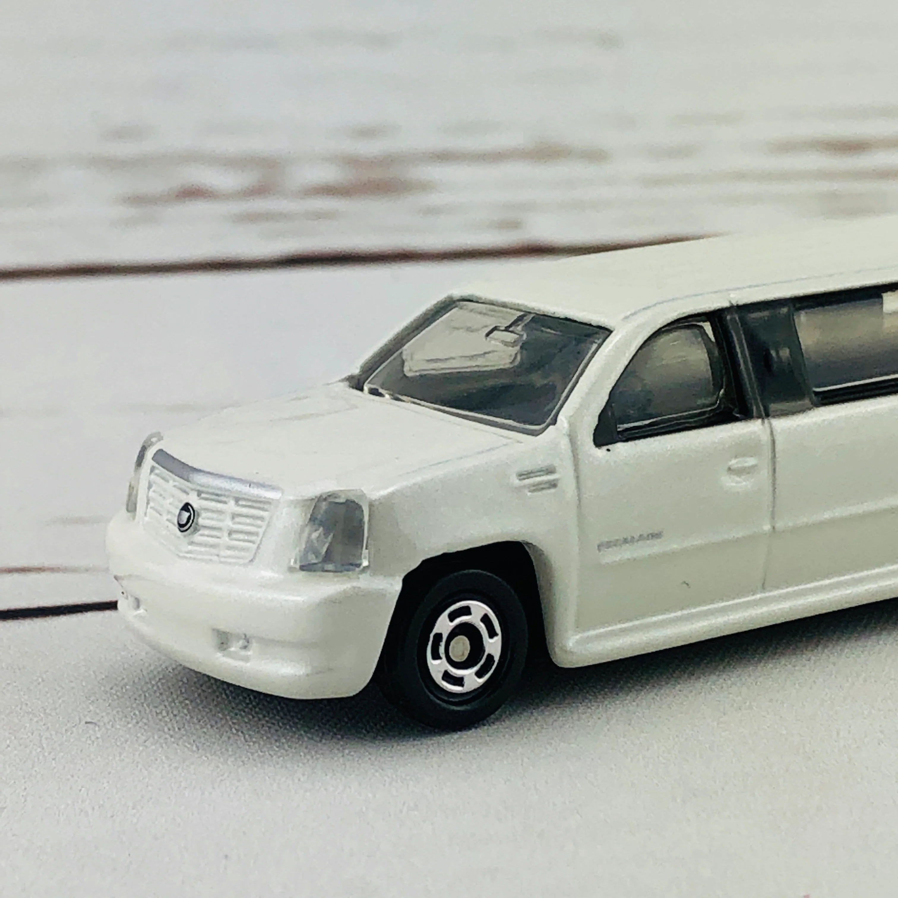 TOMICA No.136 Cadillac Escalade - Image 2