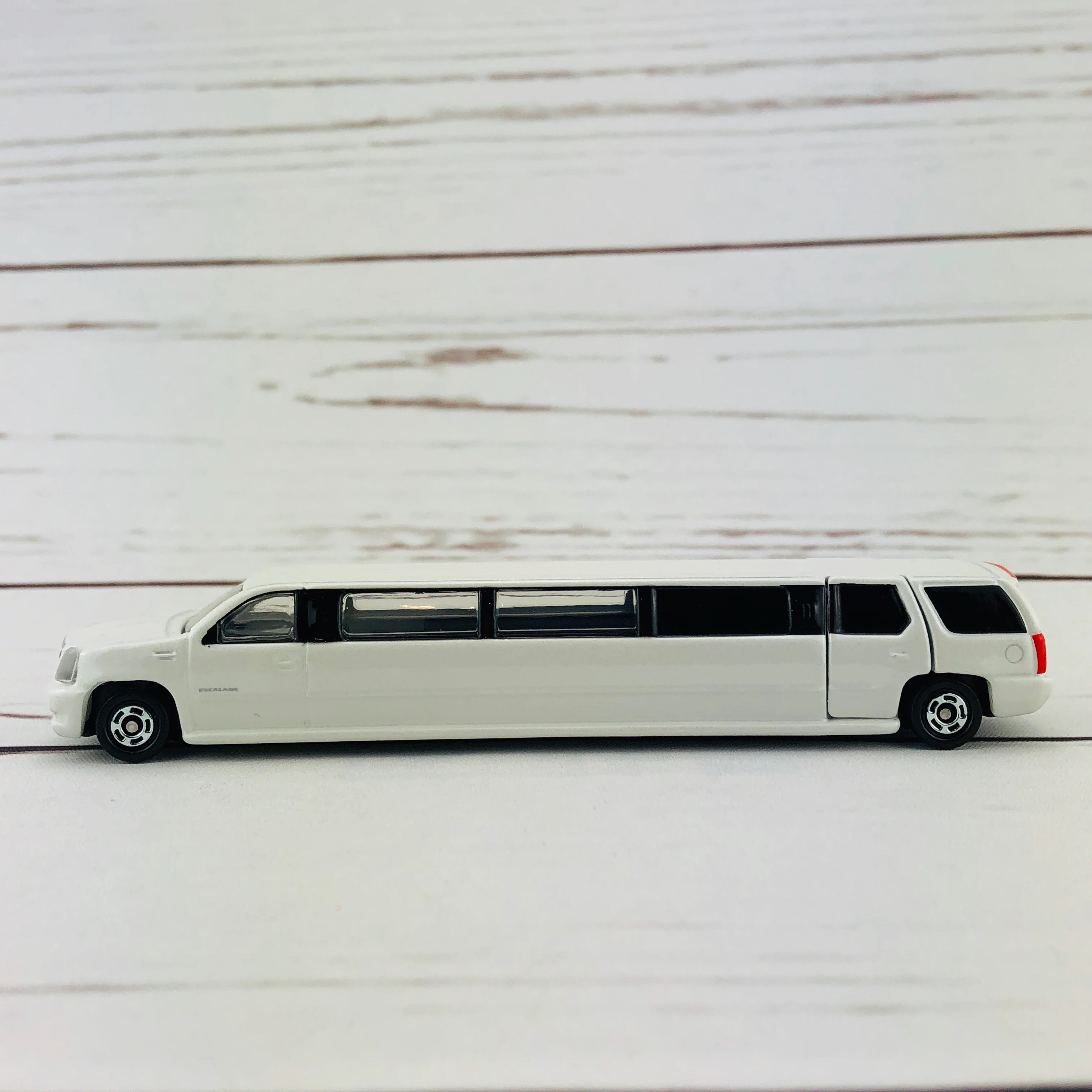 TOMICA No.136 Cadillac Escalade - Image 3