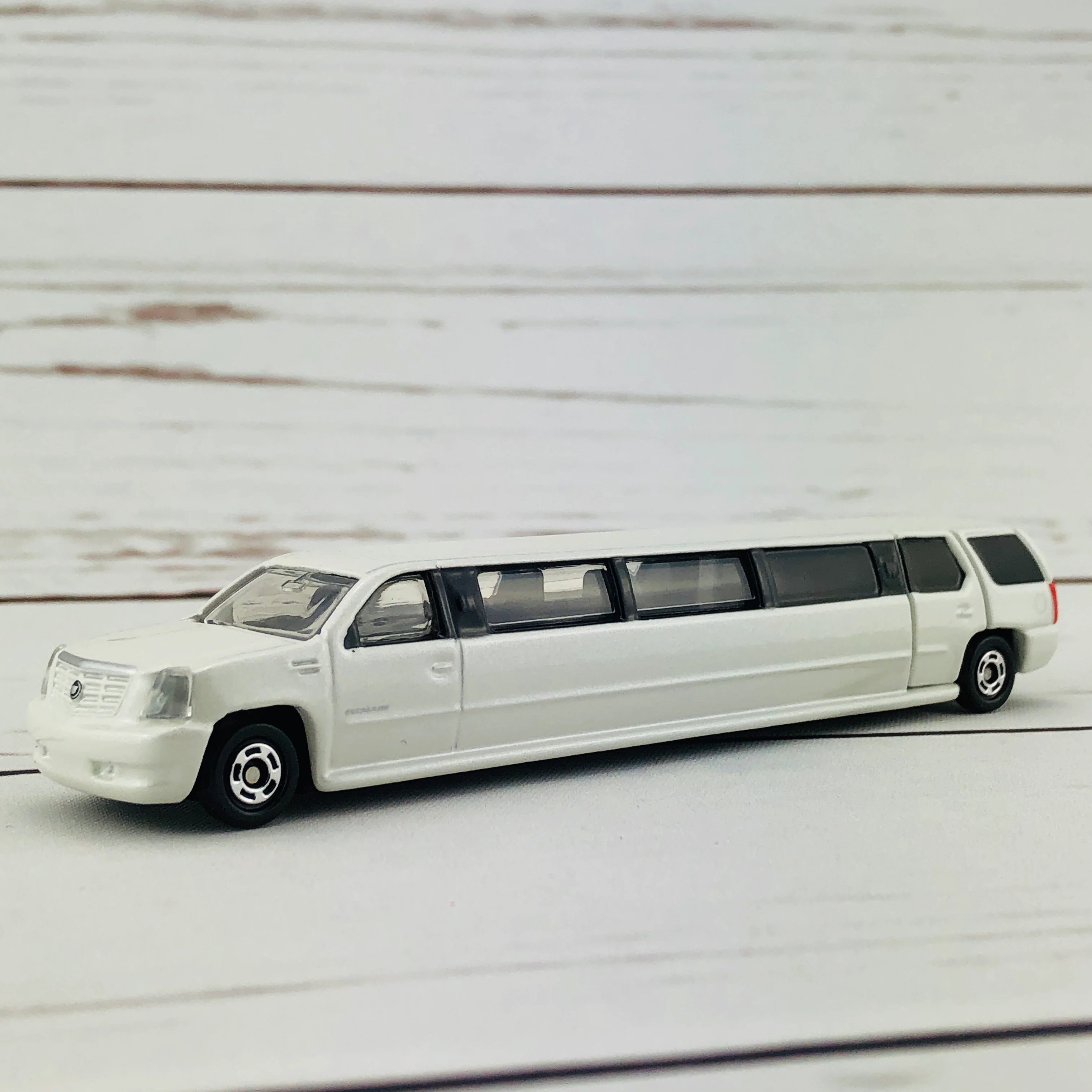 TOMICA No.136 Cadillac Escalade - Image 4