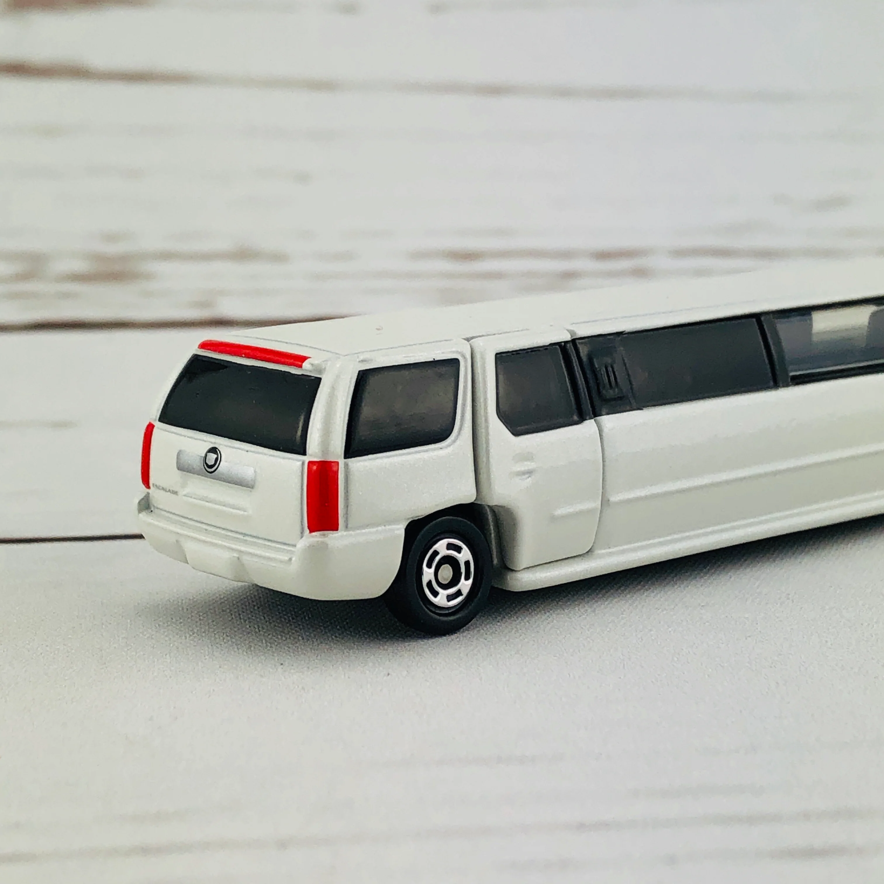TOMICA No.136 Cadillac Escalade - Image 6