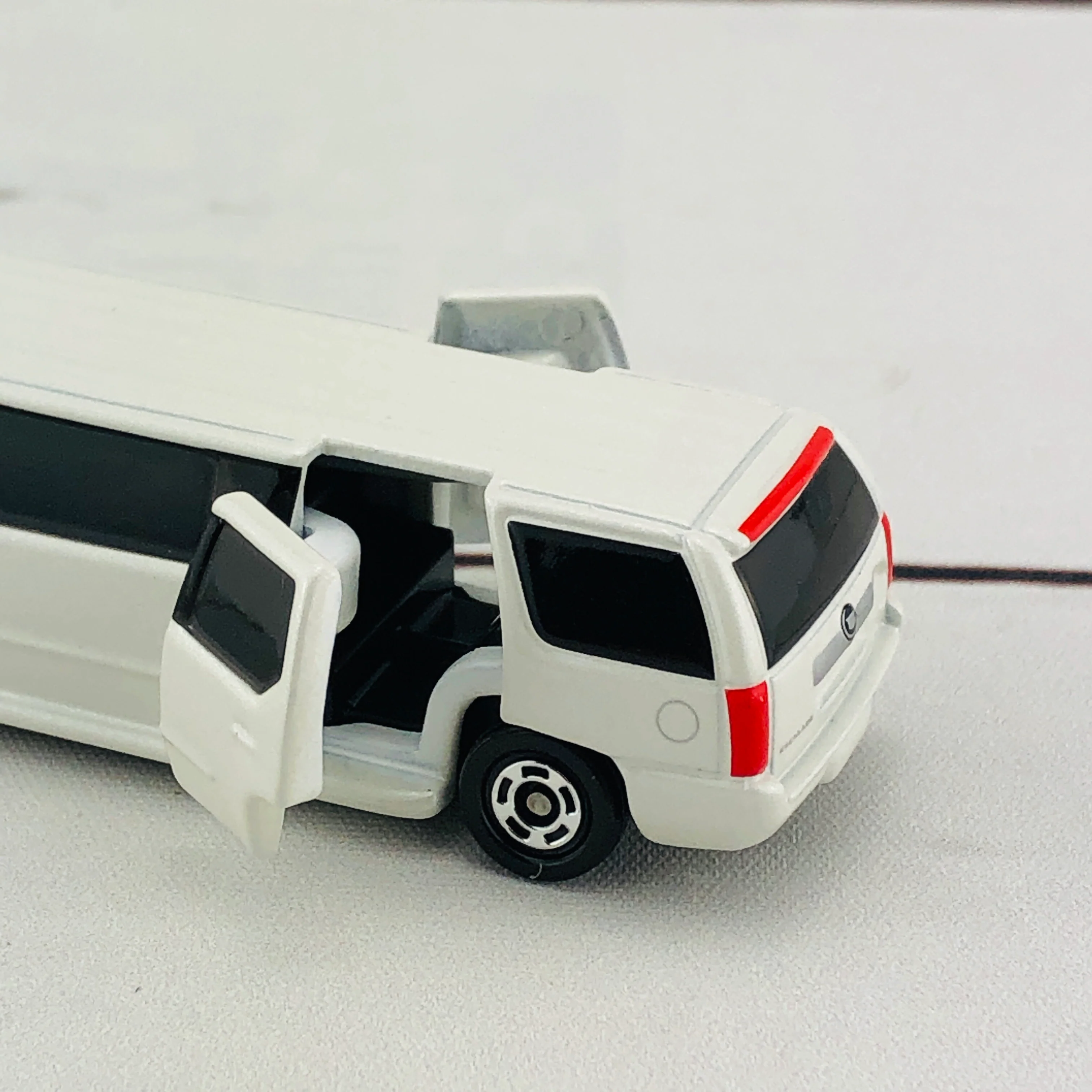 TOMICA No.136 Cadillac Escalade - Image 7