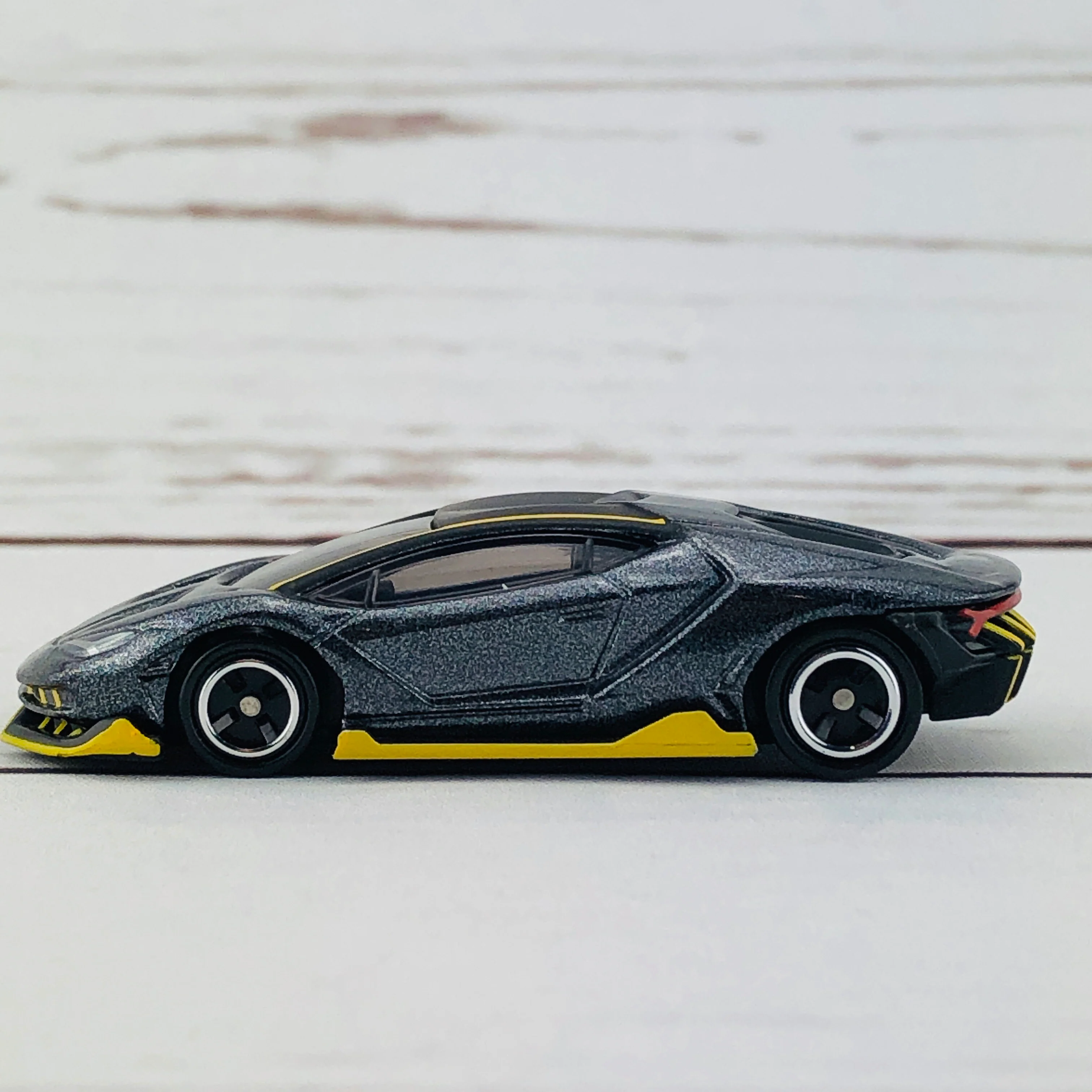 Tomica 81 Lamborghini Centenario - Image 3